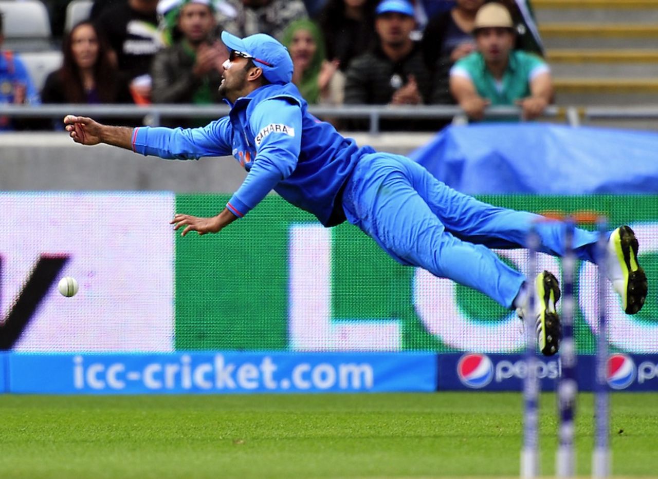 Dinesh Karthik attempts a catch, India v Pakistan, Champions Trophy, Group B, Edgbaston, June 15, 2013