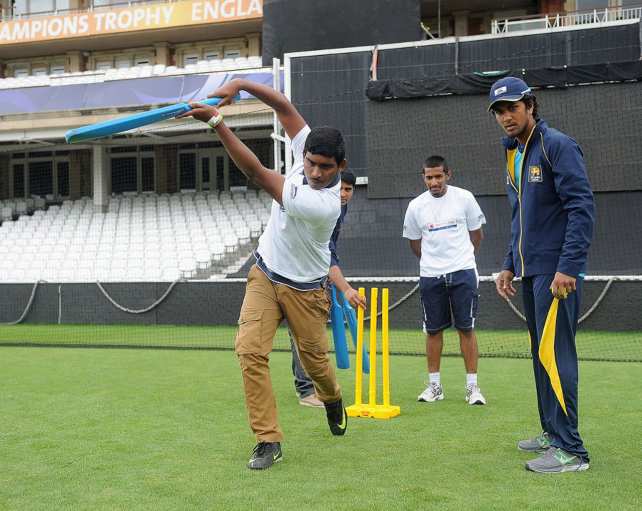 Dinesh Chandimal hands out batting advice to fans, London, June 15, 2013