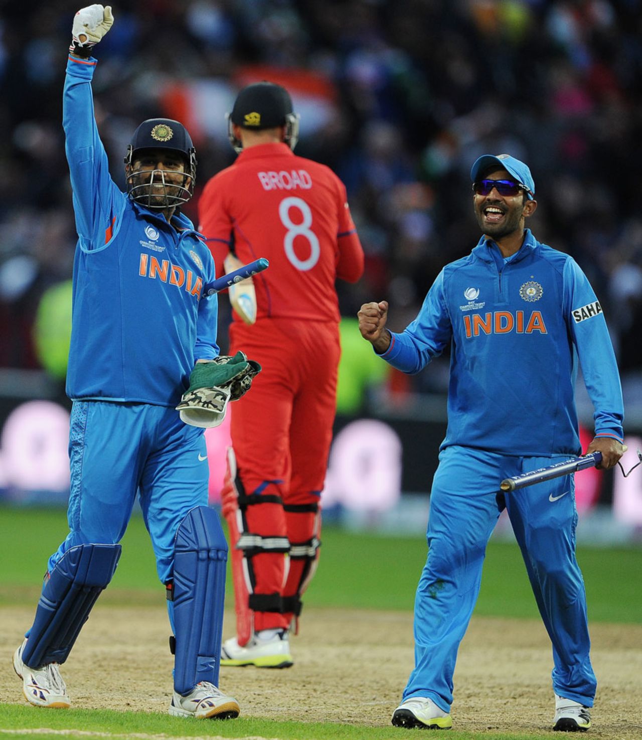 MS Dhoni signals to the pavilion while Dinesh Karthik looks on, England v India, Champions Trophy final, Edgbaston, June 23, 2013