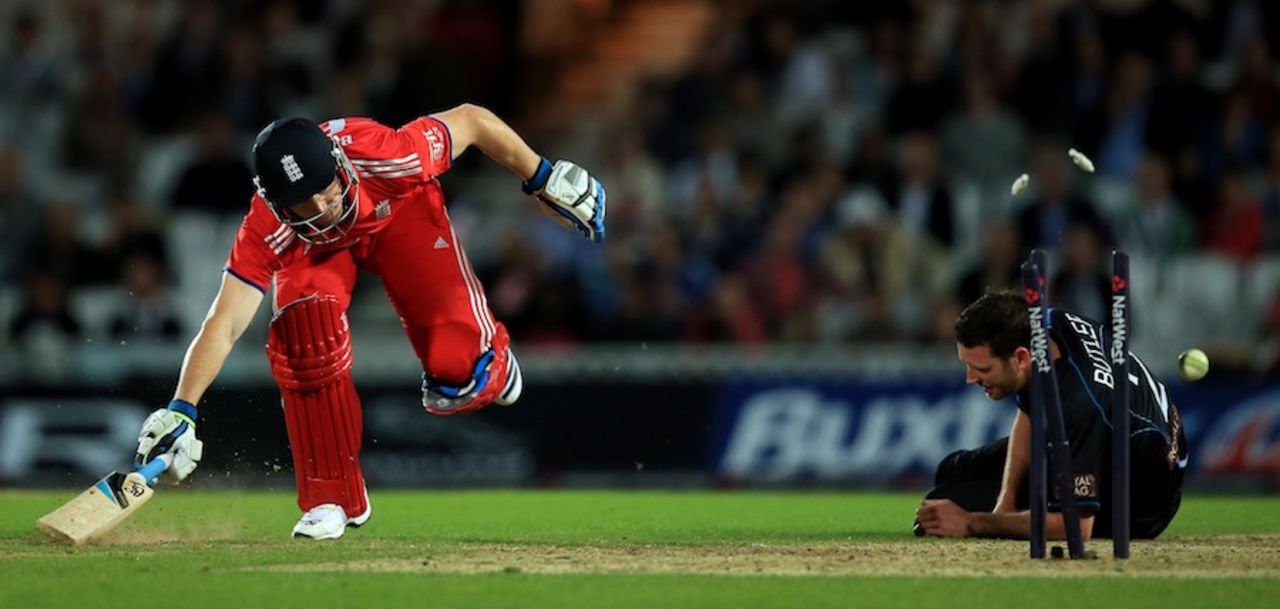 Jos Buttler falls short of his ground, England v New Zealand, 1st T20, The Oval, June 25, 2013