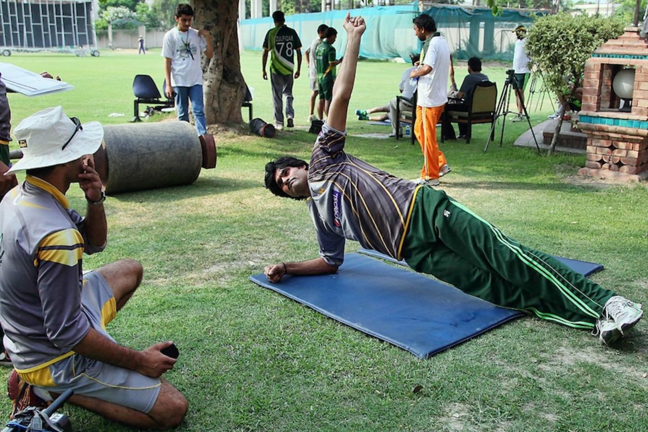 Mohammad Irfan undergoes a fitness test, Lahore, June 27, 2013