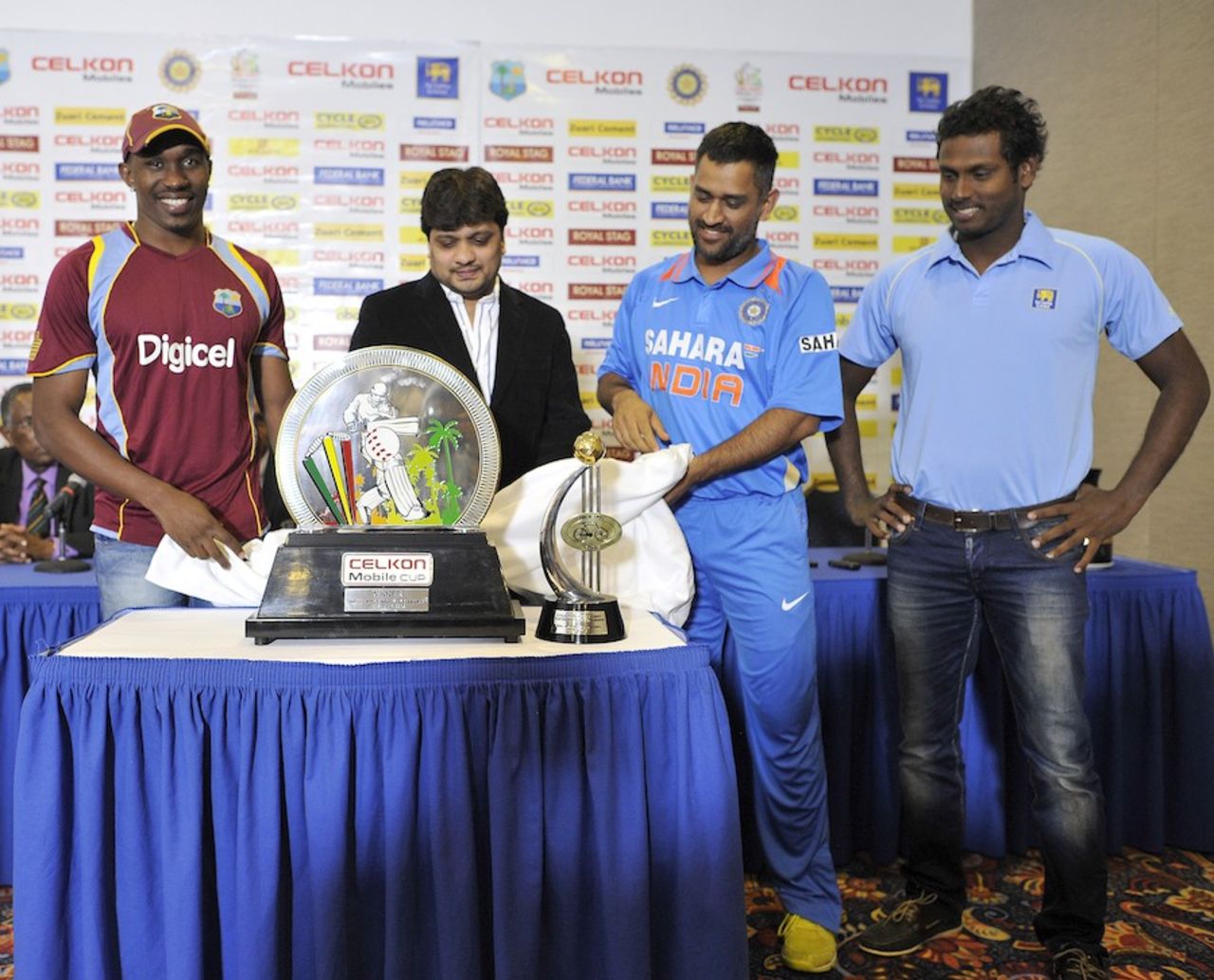 Dwayne Bravo, MS Dhoni and Angelo Mathews with the tri-series trophy, Jamaica, June 28, 2013