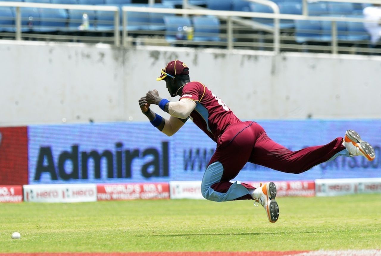Darren Sammy attempts a catch, West Indies v India, West Indies tri-series, Kingston, June 30, 2013