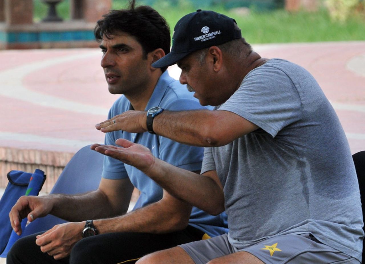 Dav Whatmore talks to Misbah-ul-Haq during a practice session, Lahore, July 5, 2013