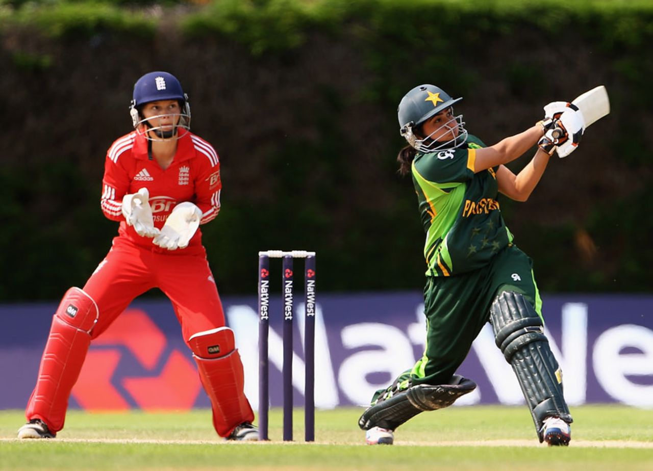 Sana Mir lofts the ball over midwicket, England v Pakistan, 2nd women's T20, Loughborough, July 5, 2013
