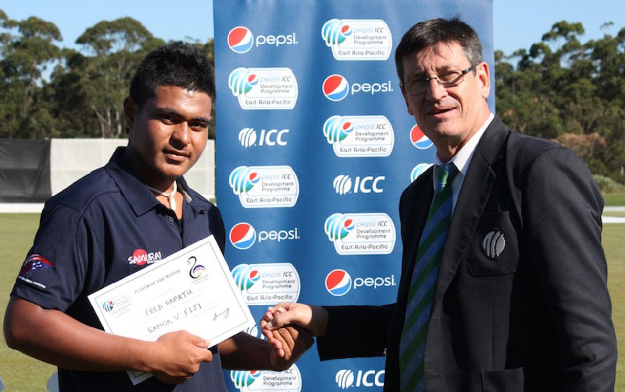 Fred Sapatu receives the Man of the Match award, Fiji v Samoa, East Asia-Pacific Under-19 Championship, Buderim, July 6, 2013