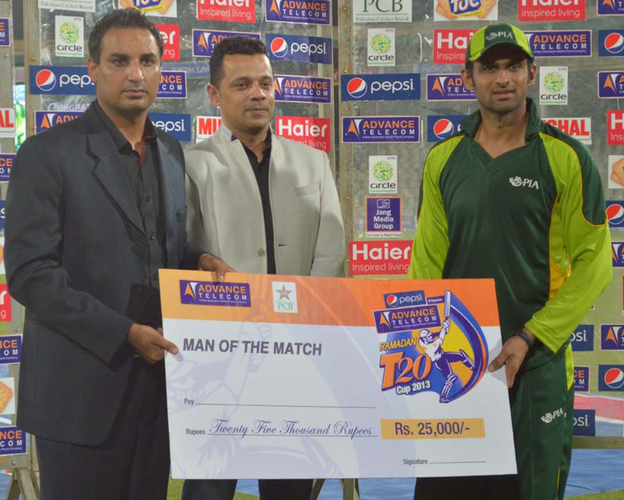 Shoaib Malik accepts the Man-of-the-Match award, Pakistan International Airlines v State Bank of Pakistan, Ramadan T20 Cup, Karachi, July 6, 2013