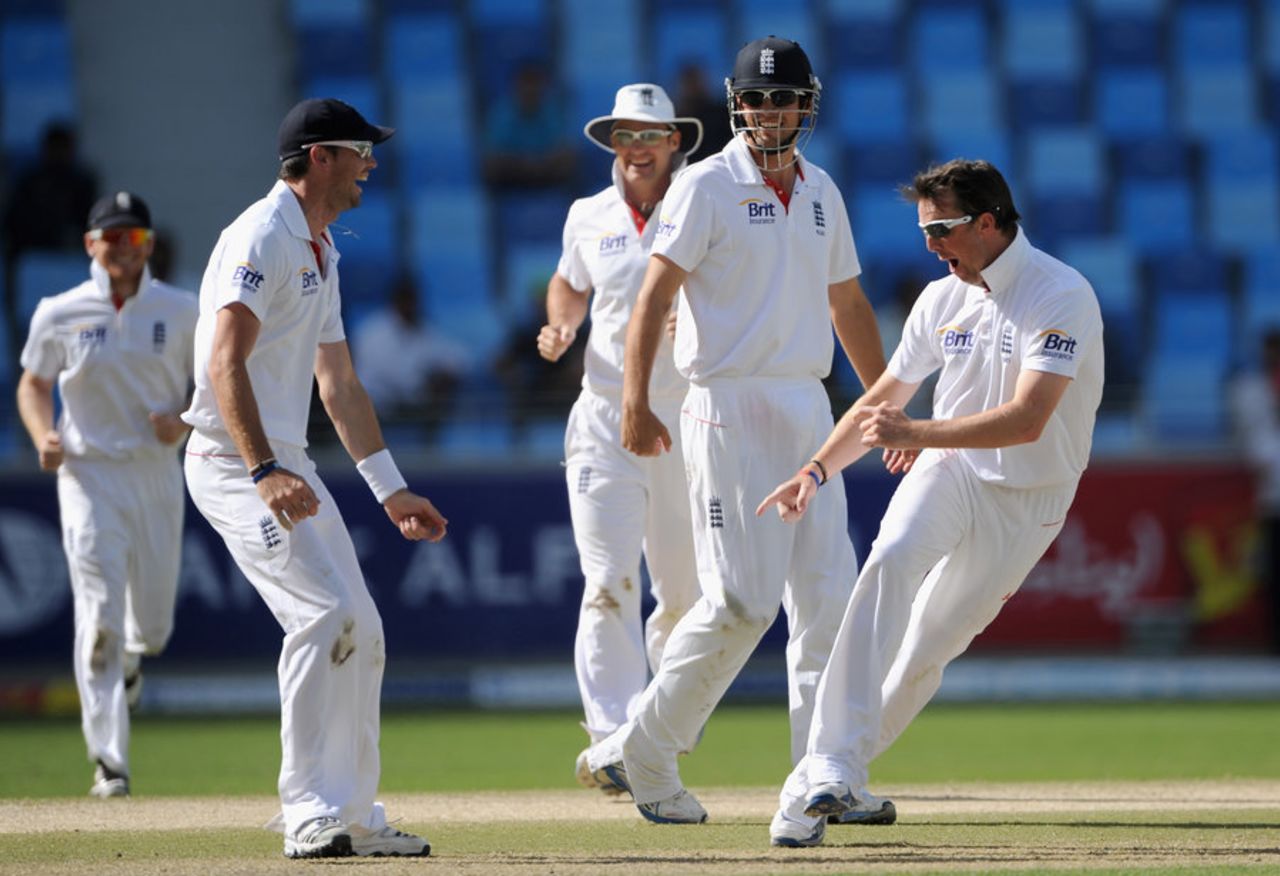 Graeme Swann celebrates after dismissing Abdur Rehman, Pakistan v England, 3rd Test, Abu Dhabi, 3rd Day, February 5, 2012