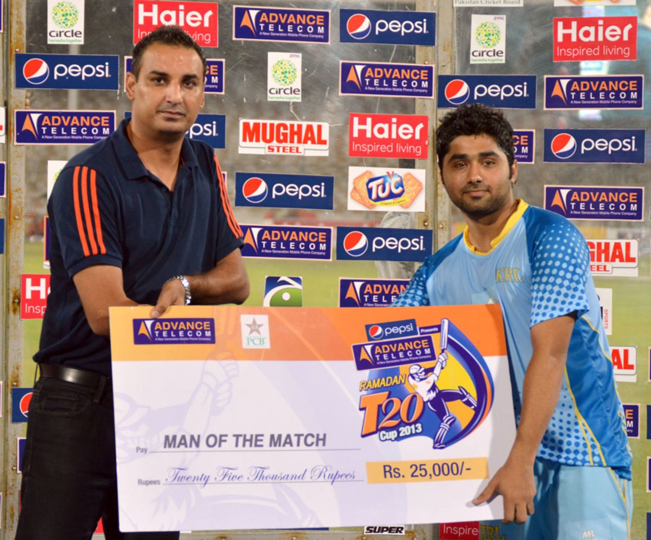 Zain Abbas receiving the Man-of-the-Match award, Khan Research Labs v National Bank of Pakistan, Ramadan T20 Cup, Group B, Karachi, July 16, 2013