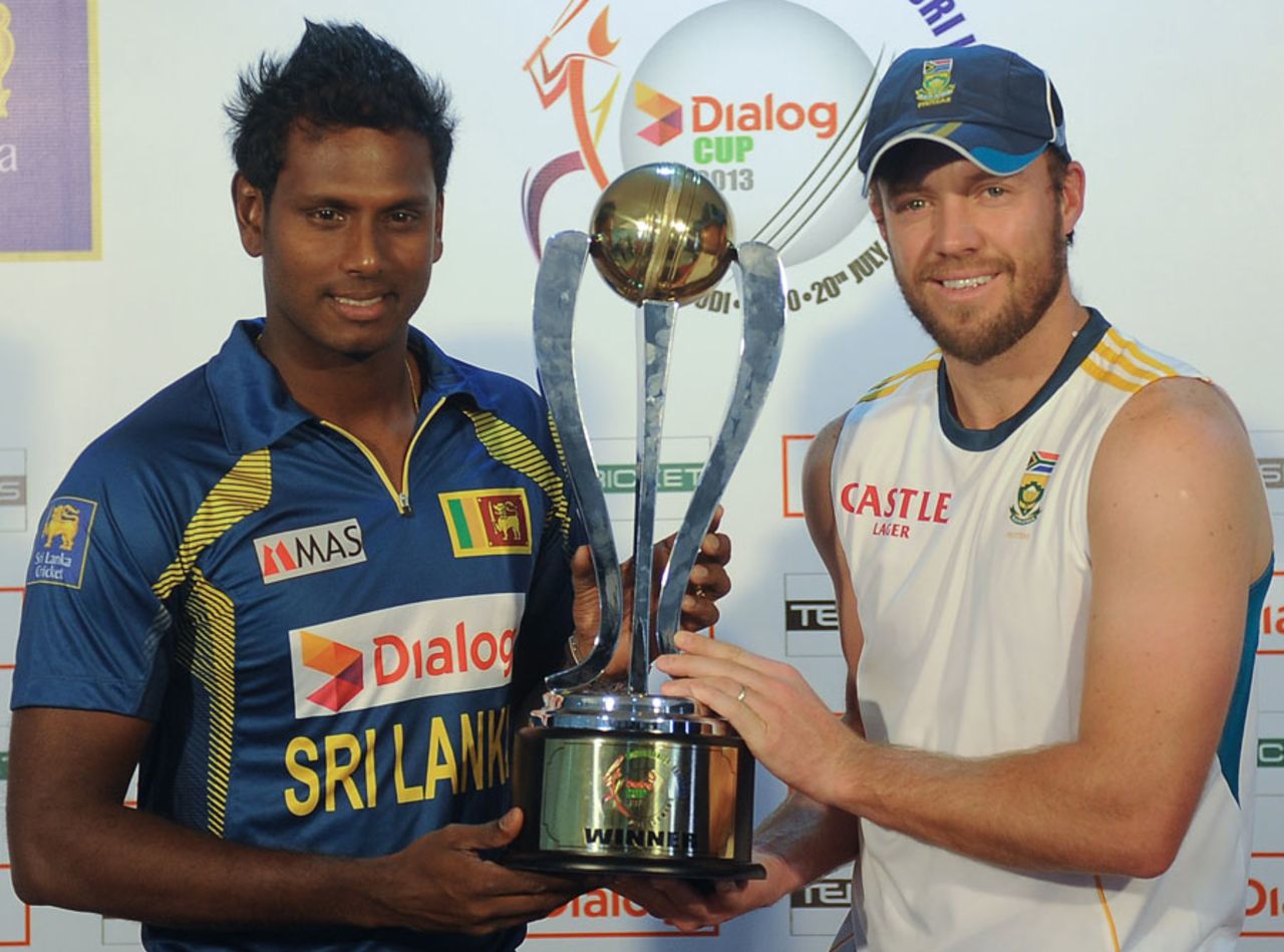 Angelo Mathews and AB de Villiers with the series trophy, Colombo, July 18, 2013