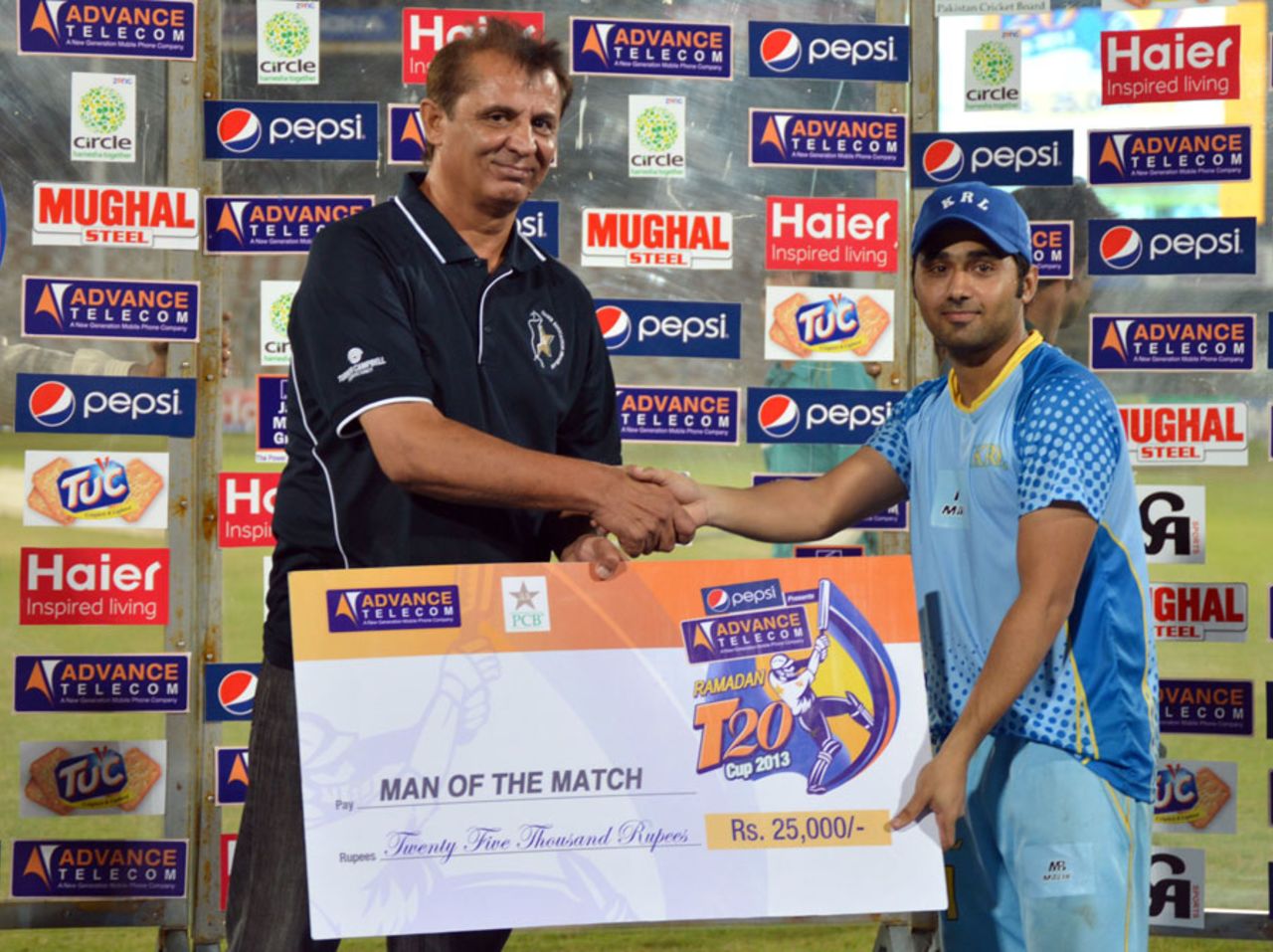 Zain Abbas with his Man-of-the-Match award, Khan Research Labs v Sui Northern Gas Pipelines Limited, Ramadan T20 Cup, Karachi, July 21, 2013