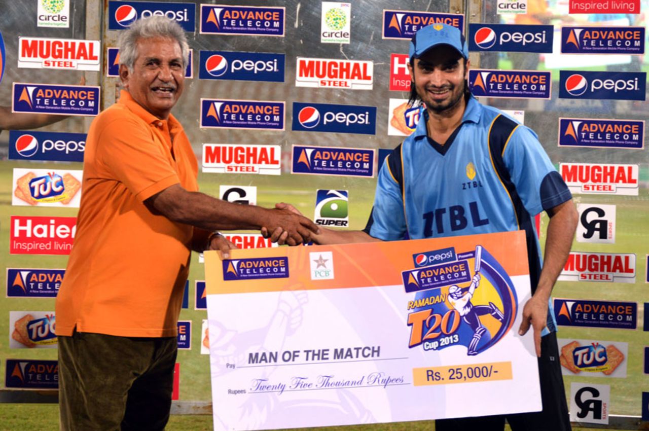 Imran Nazir receiving his Man-of-the-Match award, Zarai Taraqiati Bank Limited v National Bank of Pakistan, Ramadan T20 Cup, Karachi, July 22, 2013