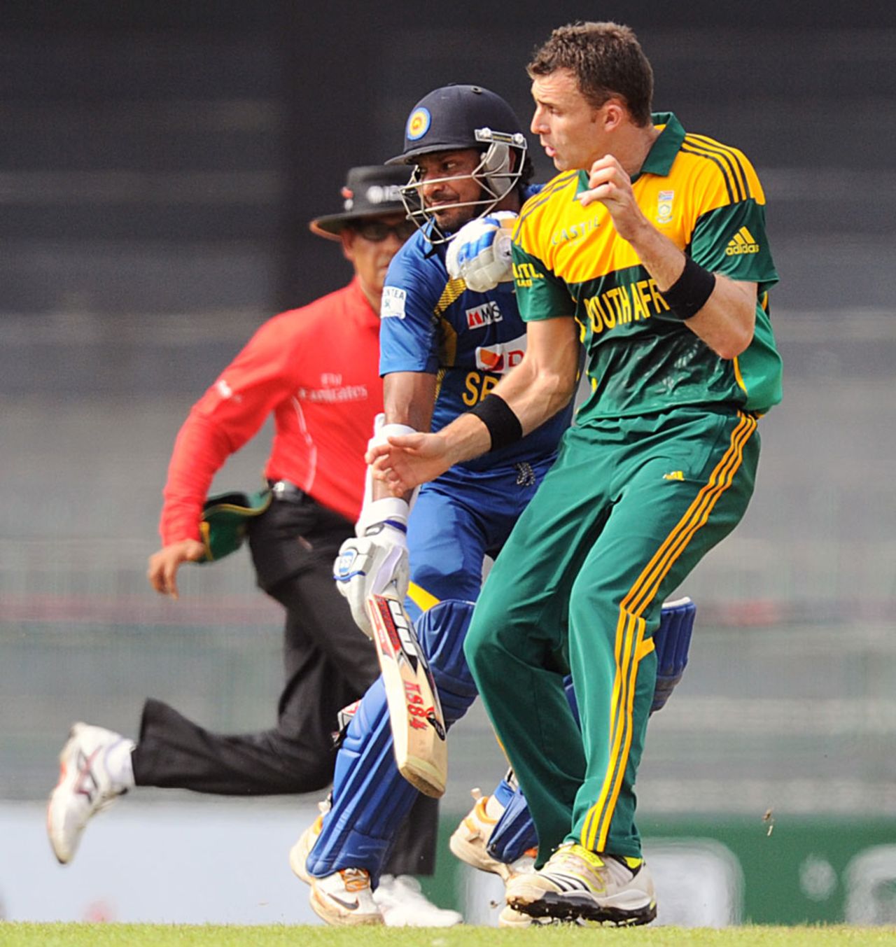 Kumar Sangakkara collides with Ryan McLaren while taking a run, Sri Lanka v South Africa, 2nd ODI, Colombo, July 23, 2013