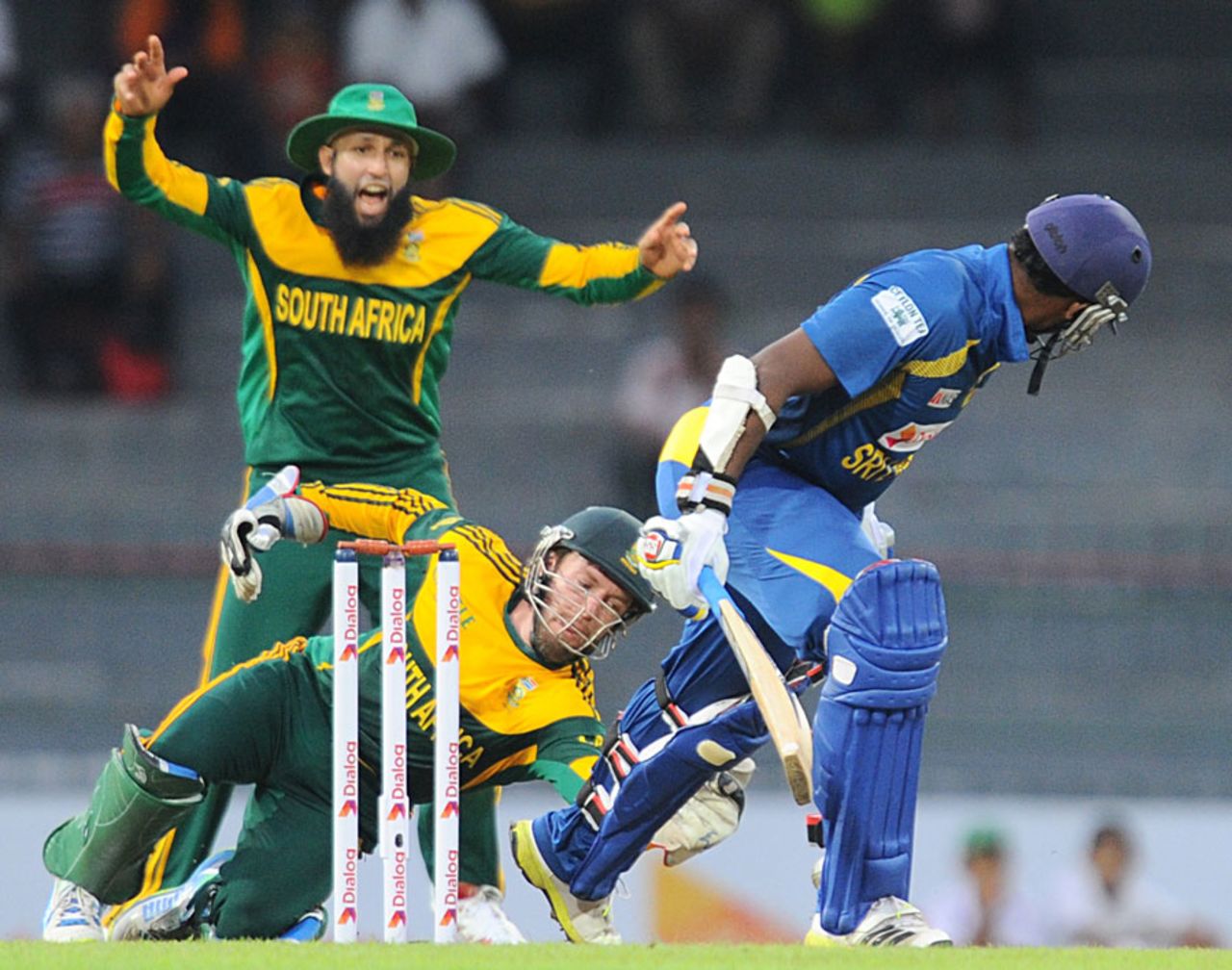 AB de Villiers drops a chance off Thisara Perera, Sri Lanka v South Africa, 2nd ODI, Colombo, July 23, 2013
