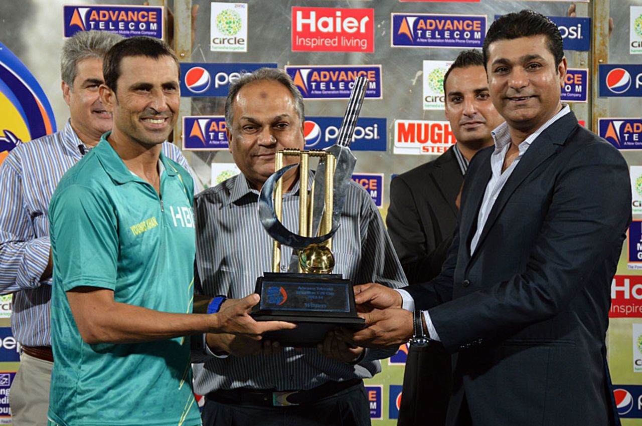 Younis Khan poses with the Ramadan T20 Cup trophy, Habib Bank Limited v Pakistan International Airlines, Ramadan T20 Cup, final, Karachi, July 26, 2013