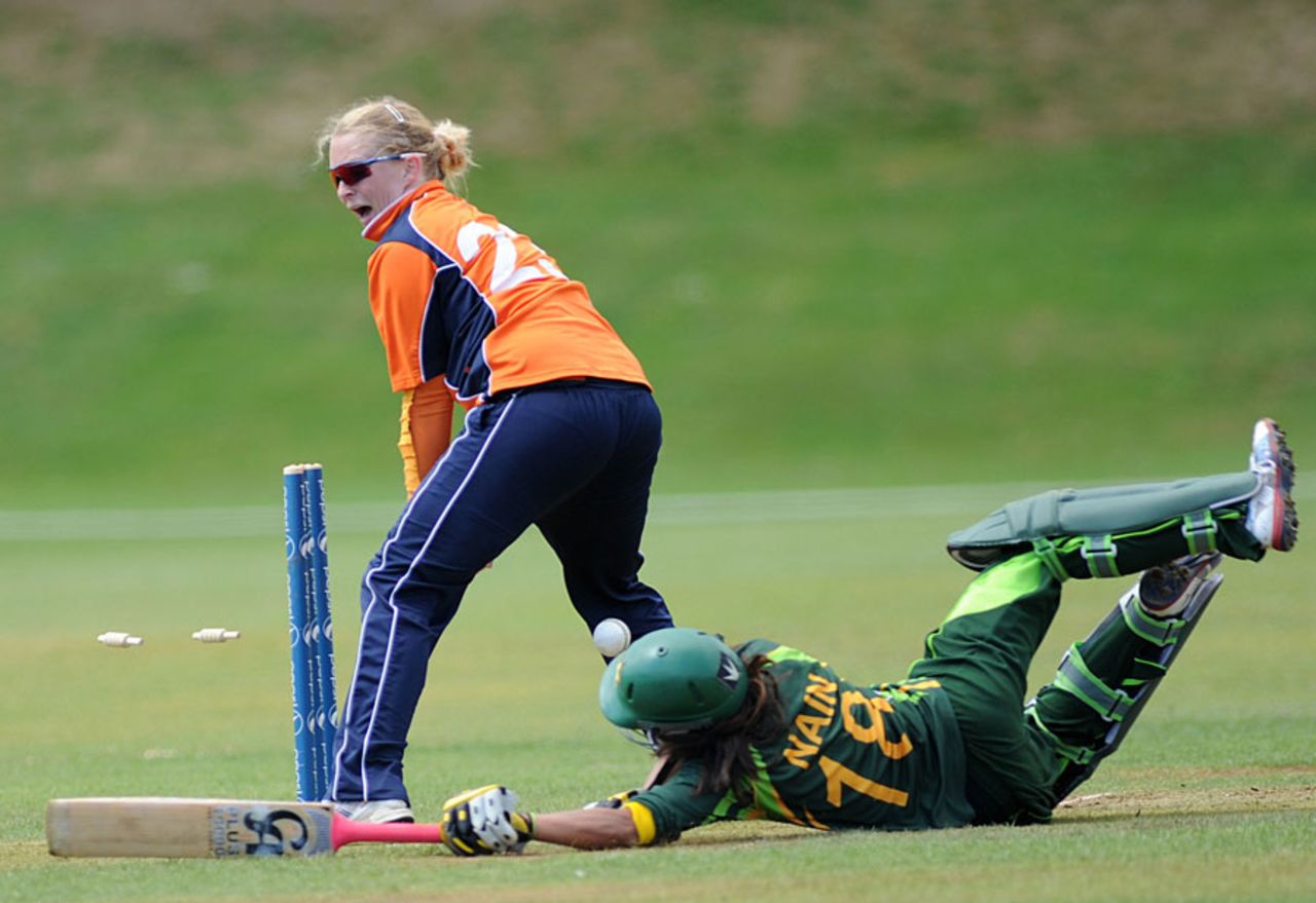 Nain Abidi dives to make her ground, Pakistan Women v Netherlands Women, ICC Women's World T20 Qualifiers, Group A, Dublin, July 27, 2013