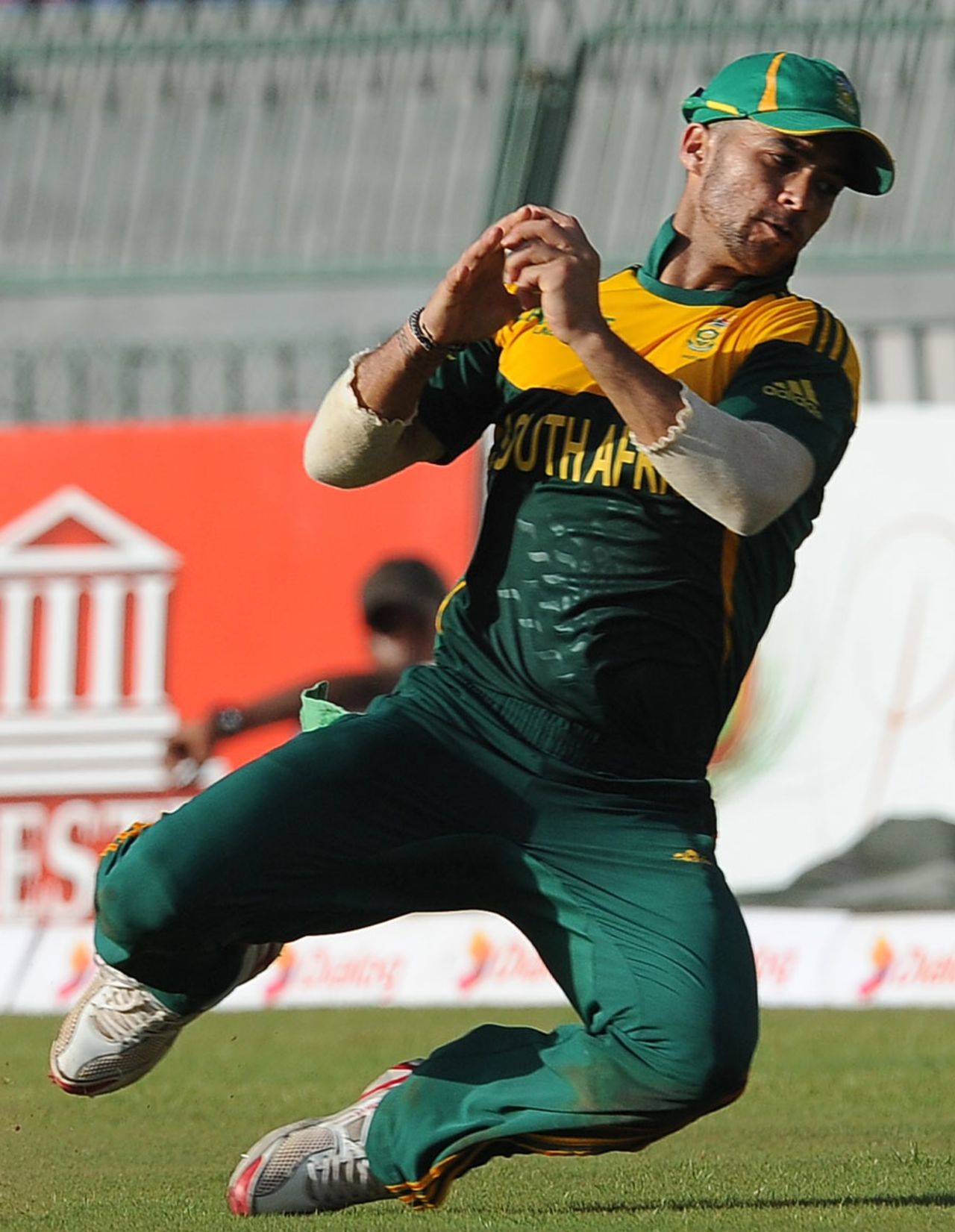 JP Duminy secures a running catch, Sri Lanka v South Africa, 5th ODI, Colombo, July 31, 2013