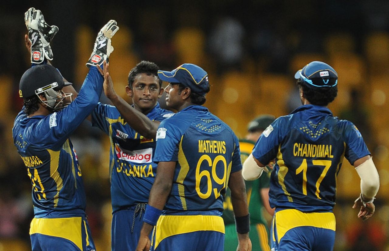 Ajantha Mendis celebrates a wicket with his team-mates, Sri Lanka v South Africa, 5th ODI, Colombo, July 31, 2013