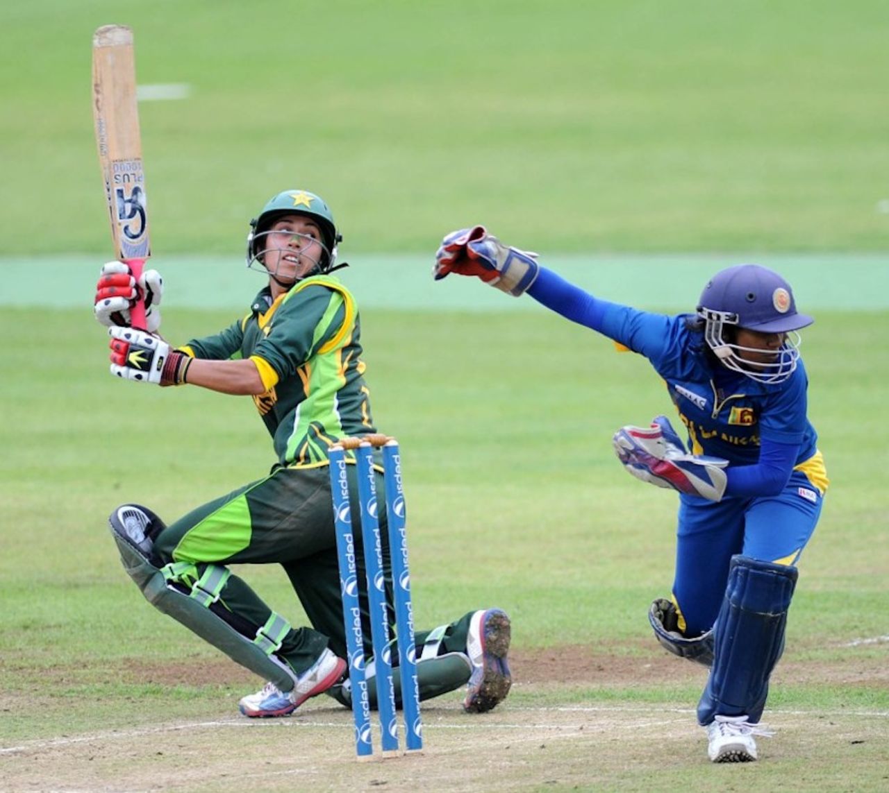 Nain Abidi lofts the ball fine, Pakistan Women v Sri Lanka Women, ICC Women's World Twenty20 Qualifier, final, Dublin, July 31, 2013