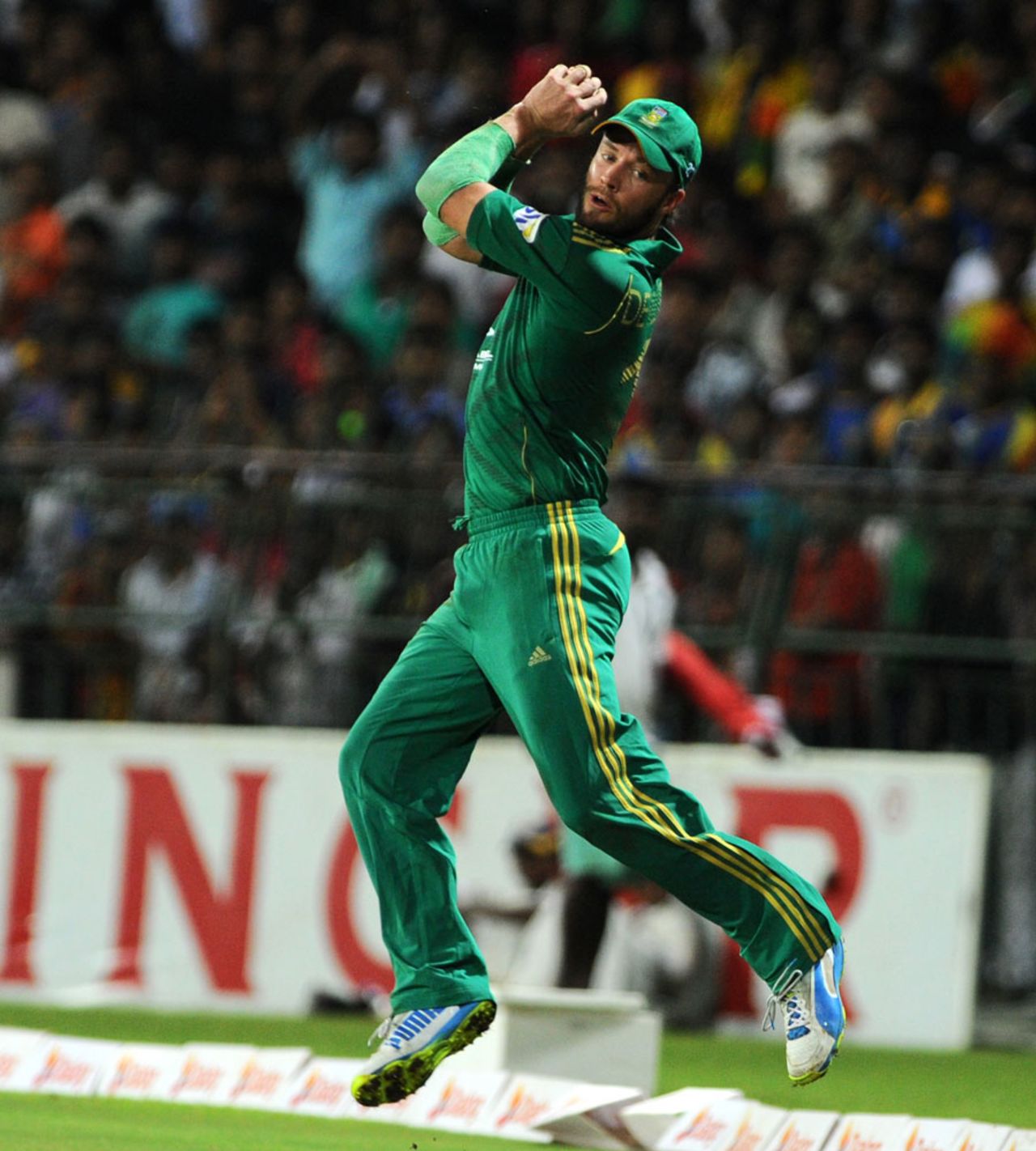 AB de Villiers takes a catch at the boundary, Sri Lanka v South Africa, 1st T20, Colombo, August 2, 2013