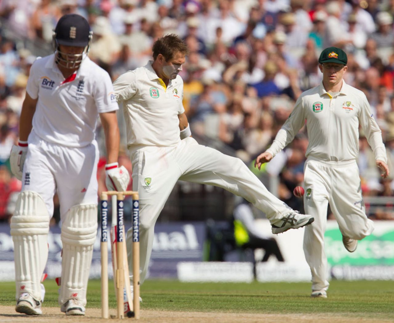 Ryan Harris does a few keepy ups with the ball, England v Australia, 3rd Investec Test, Old Trafford, 3rd day, August 3, 2013