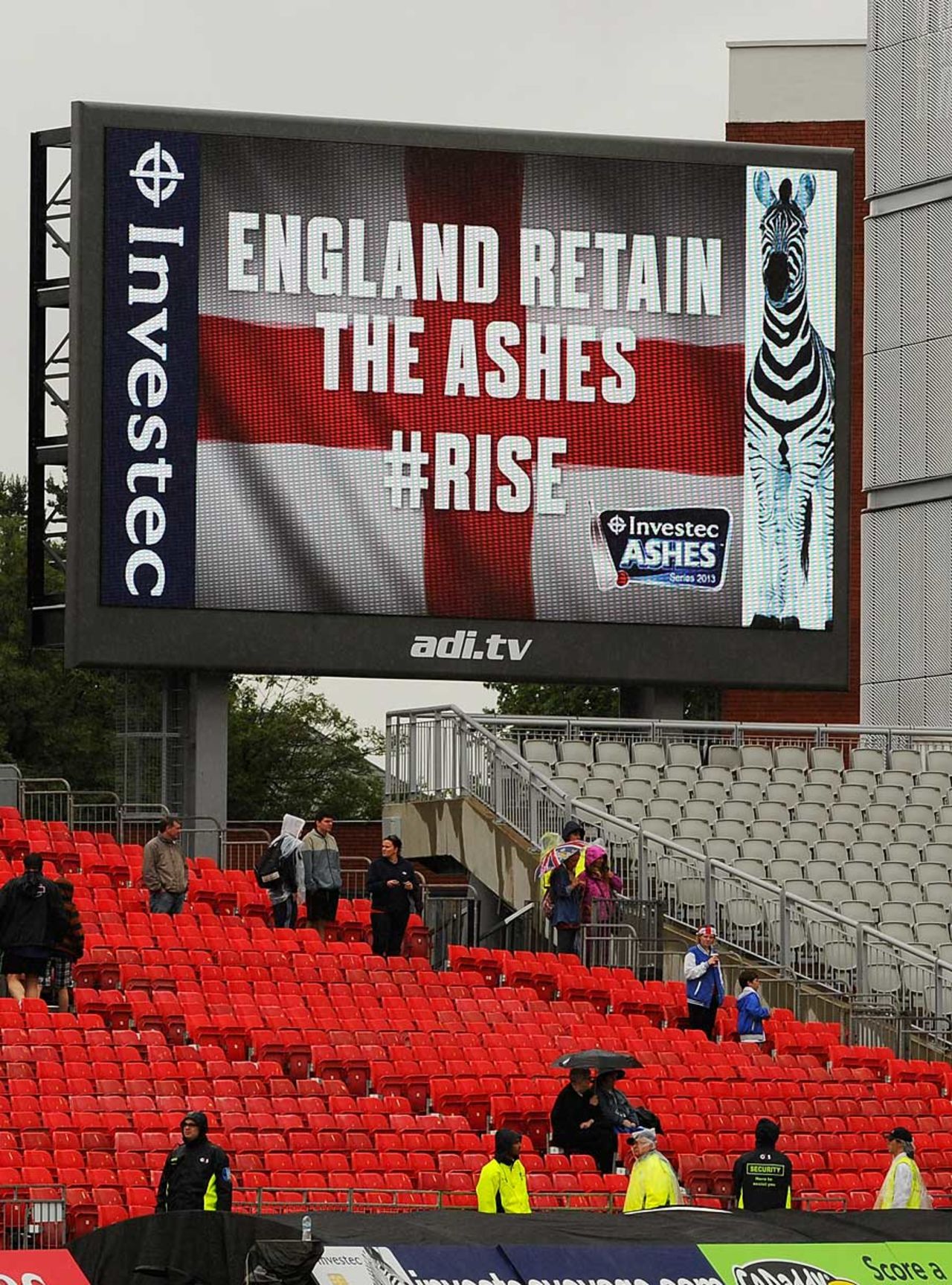 The big screen passes on the news, England v Australia, 3rd Investec Test, Old Trafford, 5th day, August 5, 2013