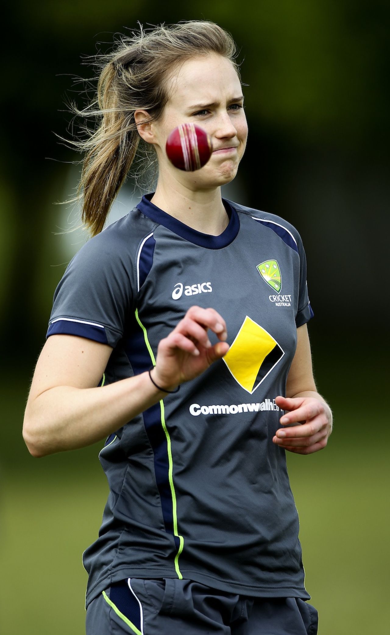 Ellyse Perry prepares to bowl, Australia Women tour of England, Wormsley, August 9, 2013