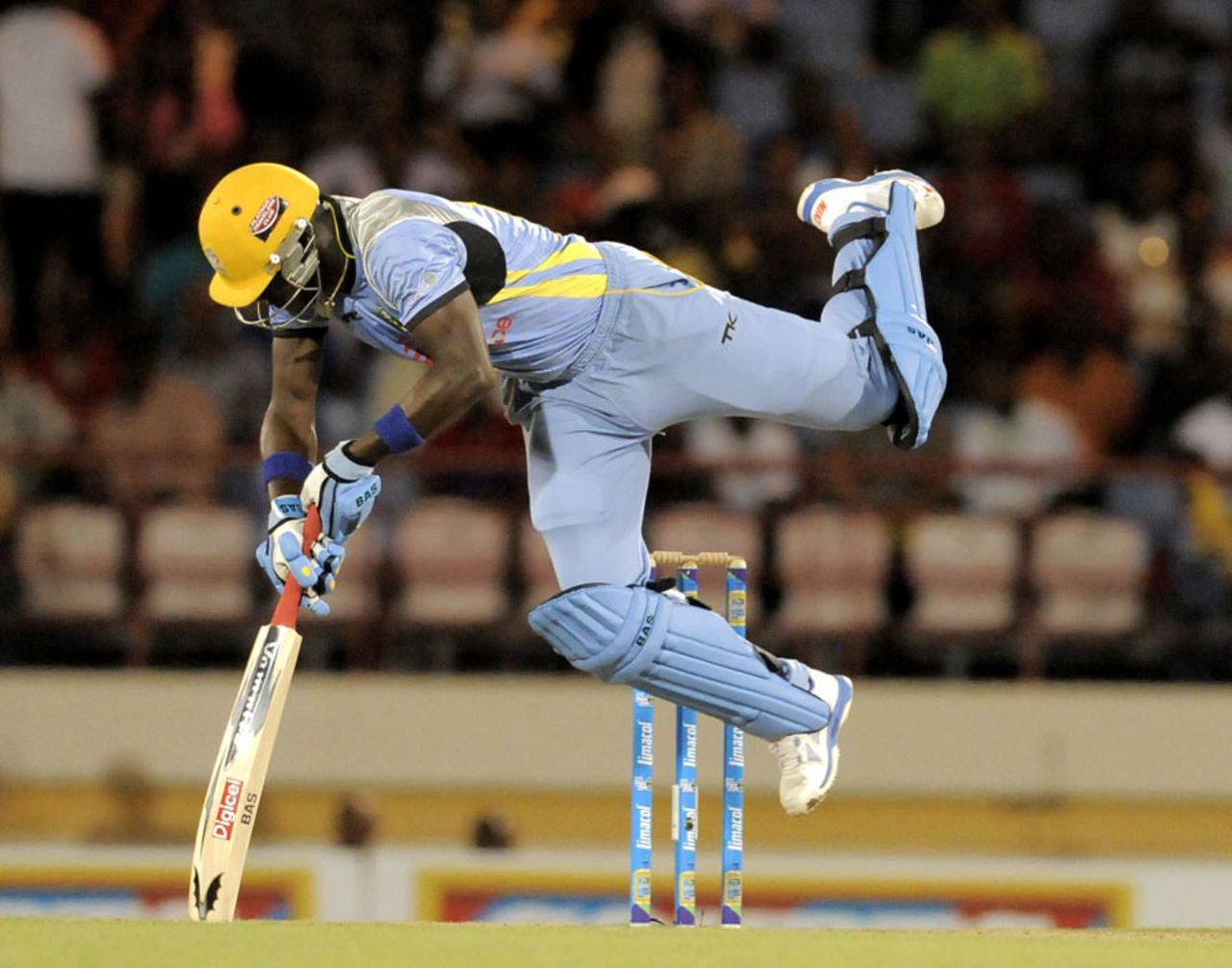 Darren Sammy loses his footing during an innings of 26, St Lucia Zouks v Jamaica Tallawahs, Caribbean Premier League, Gros Islet, August 10, 2013
