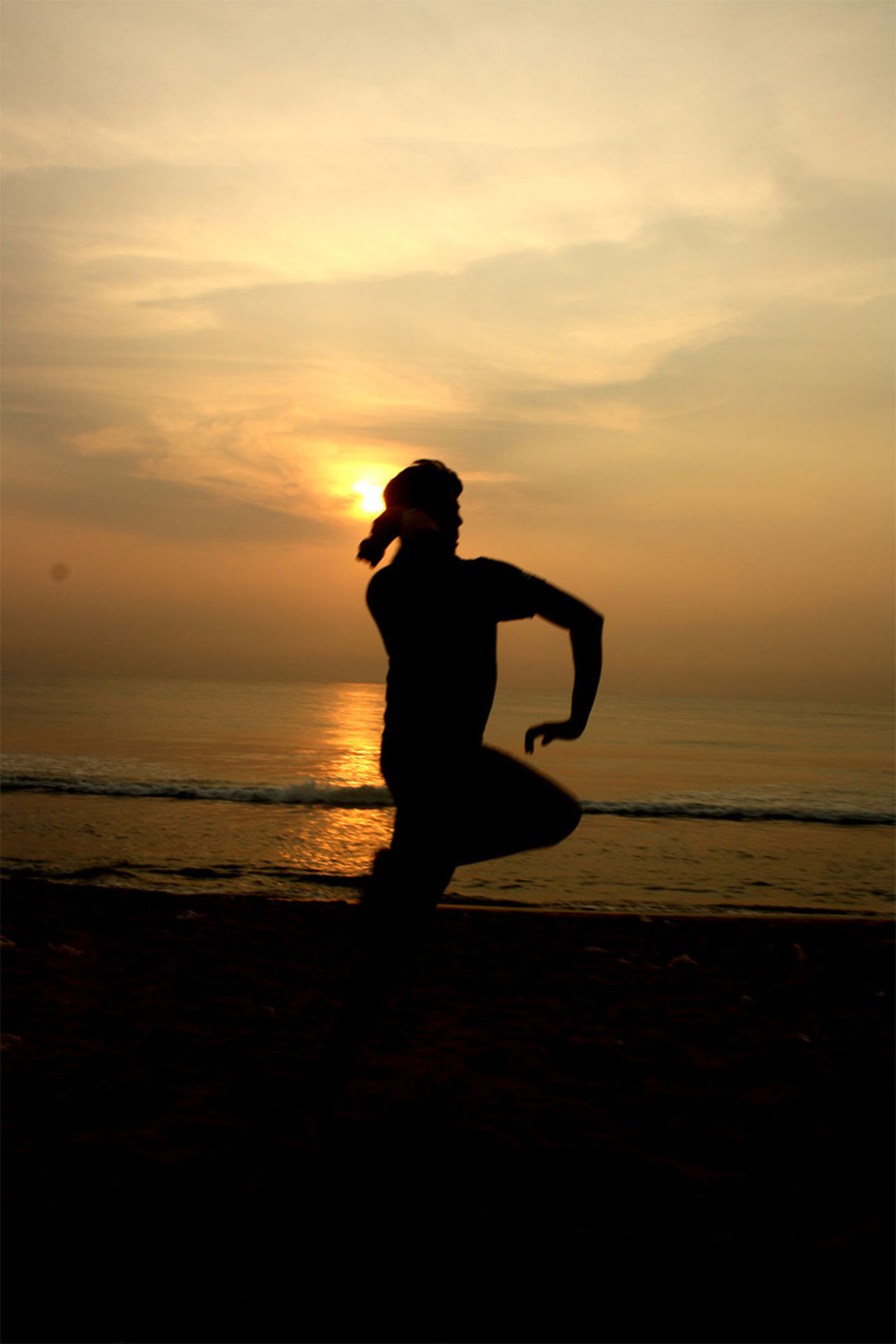 <b>Venki Umamaheswaran:</b> The sheer length of Chennai's Marina Beach makes it perfect for hit-and-giggle cricket. This picture, at sunrise, shows a fan whose bowling bears some resemblance to Dale Steyn's