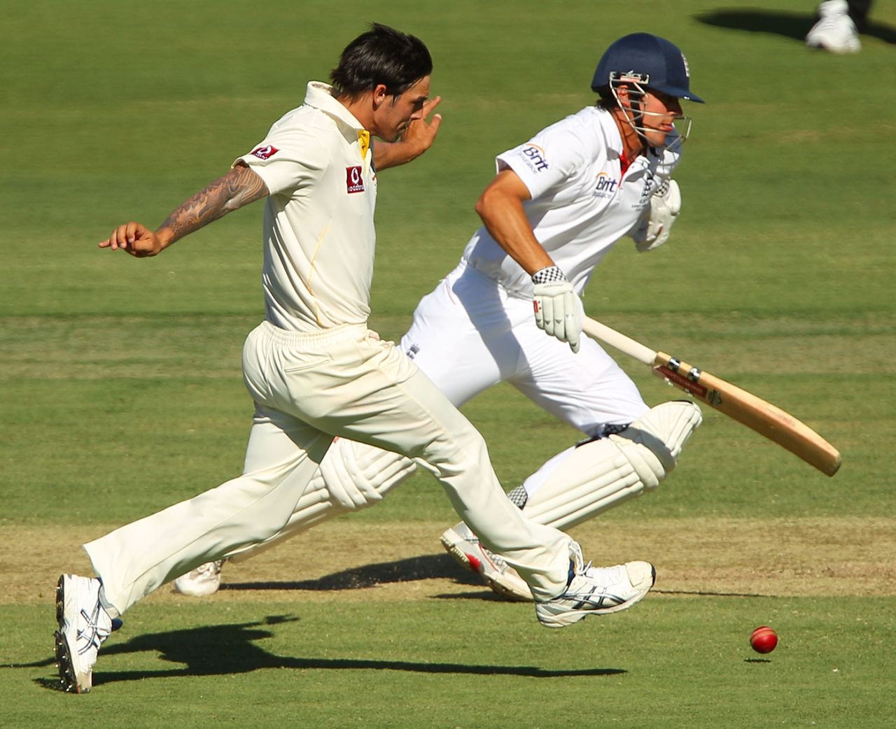 Mitchell Johnson tries to run out Alastair Cook, Australia v England, 3rd Test, Perth, 3rd day, December 18, 2010