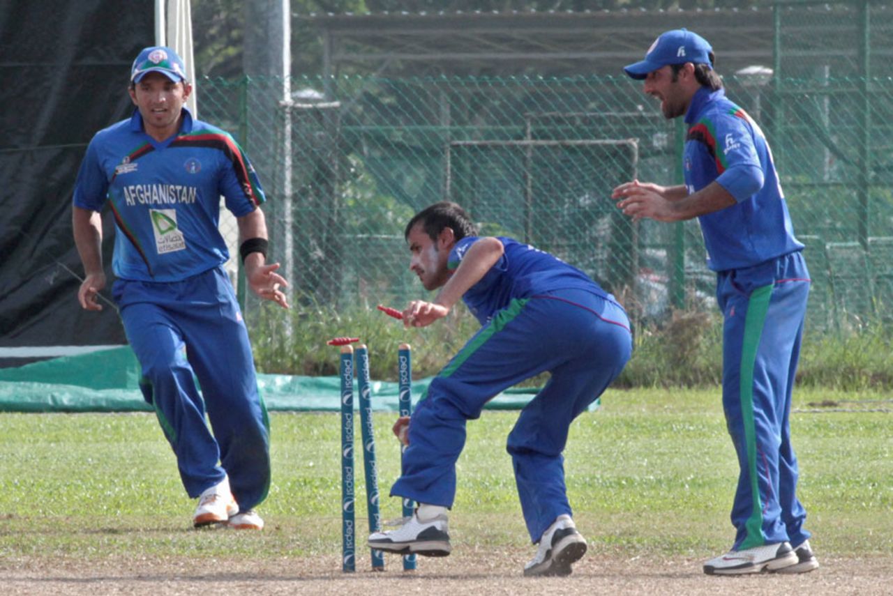 Izatullah Dawlatzai completes Bilawal Bhatti's run-out, Afghanistan Under-23s v Pakistan Under-23s, Group A, Asian Cricket Council Emerging Teams Cup, Singapore, August 19, 2013