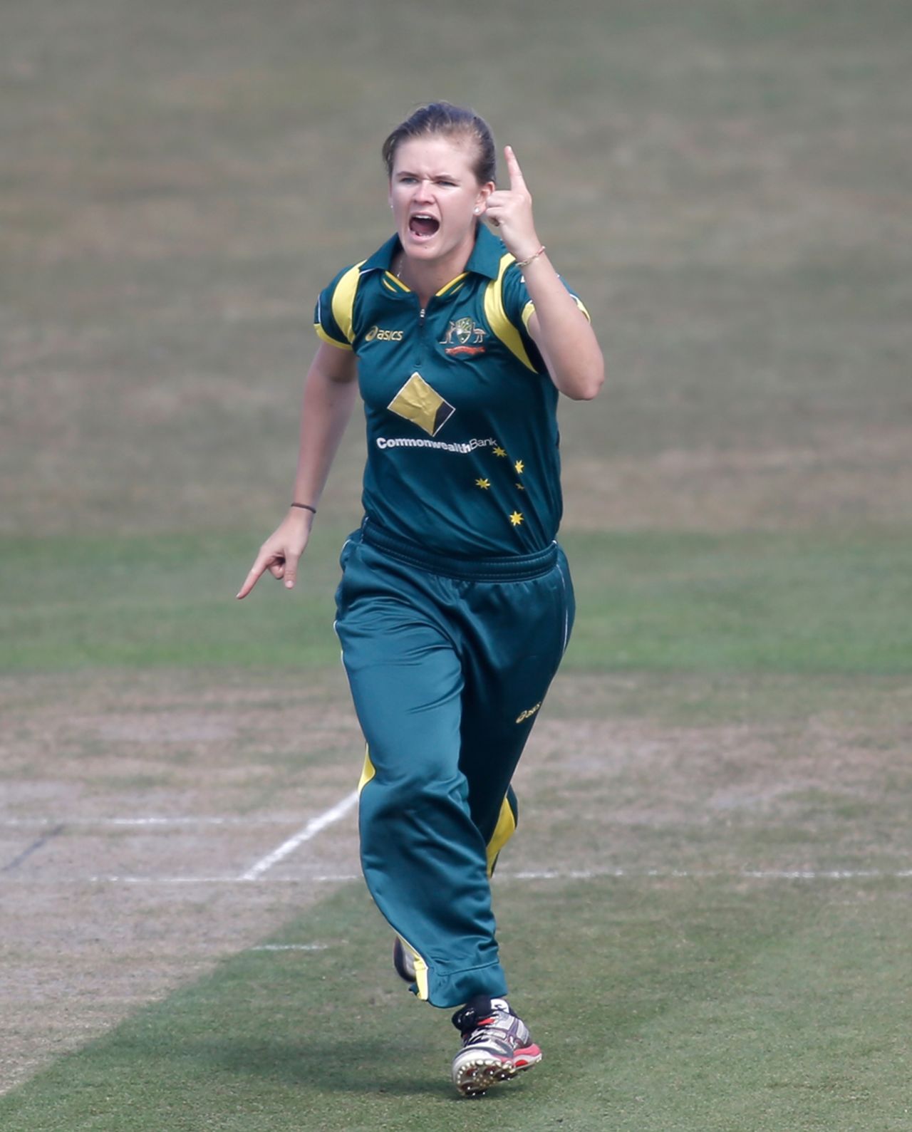 Jess Jonassen was the most effective of Australia's bowlers with 2 for 29, England v Australia, 2nd women's ODI, Hove, August 23, 2013