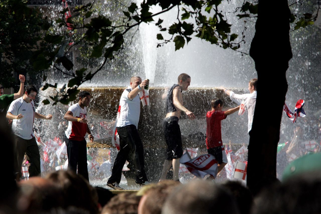 England fans celebrate the Ashes win at Traflagar Square, London, September 13, 2005