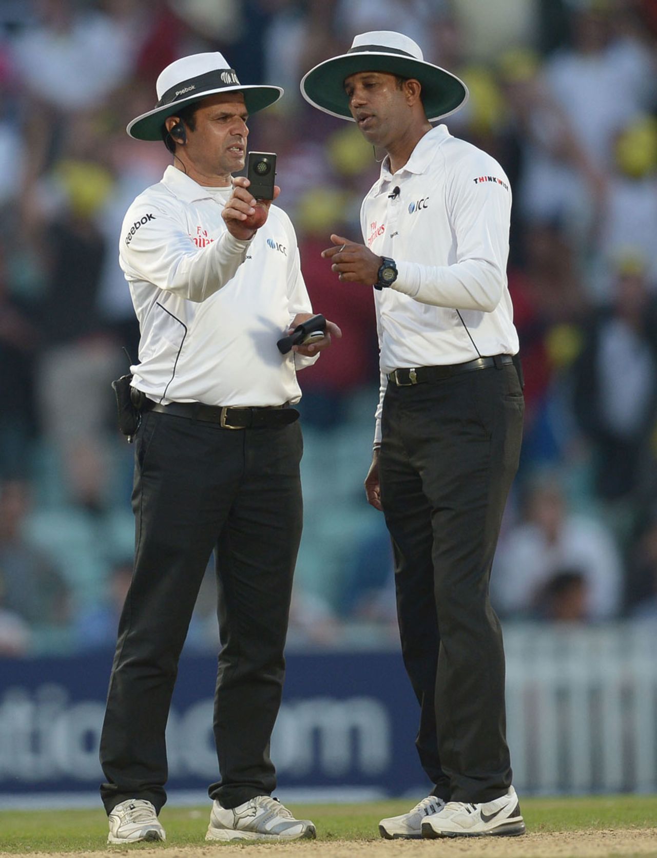 The umpires check the light metre as the night draws in, England v Australia, 5th Investec Test, The Oval, 5th day, August 25, 2013