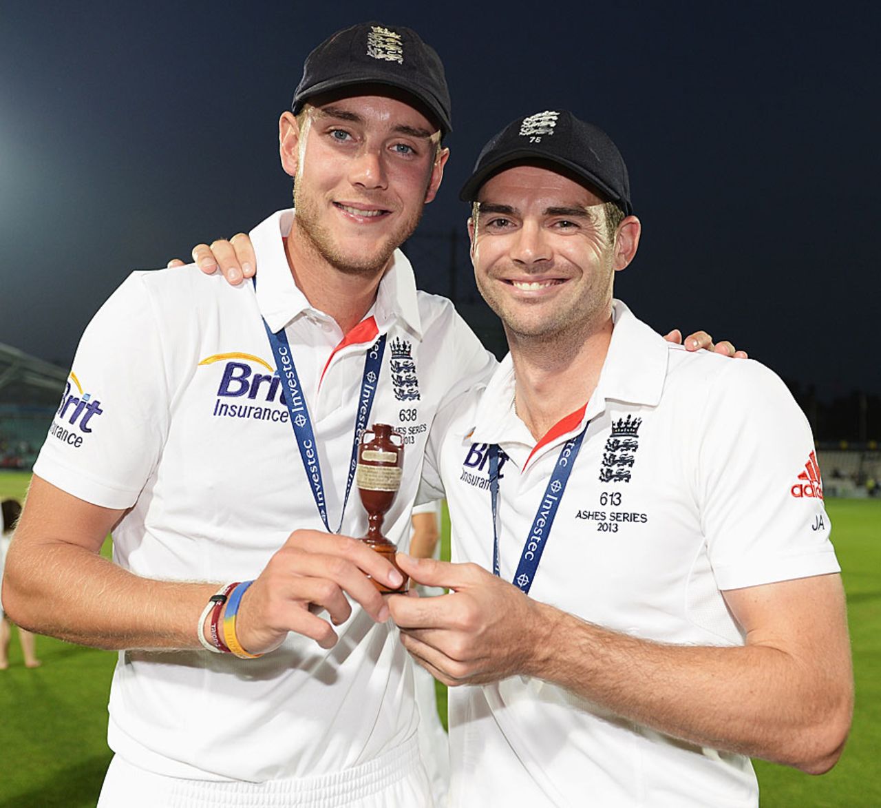 Stuart Broad and James Anderson hold the urn, England v Australia, 5th Investec Test, The Oval, 5th day, August 25, 2013