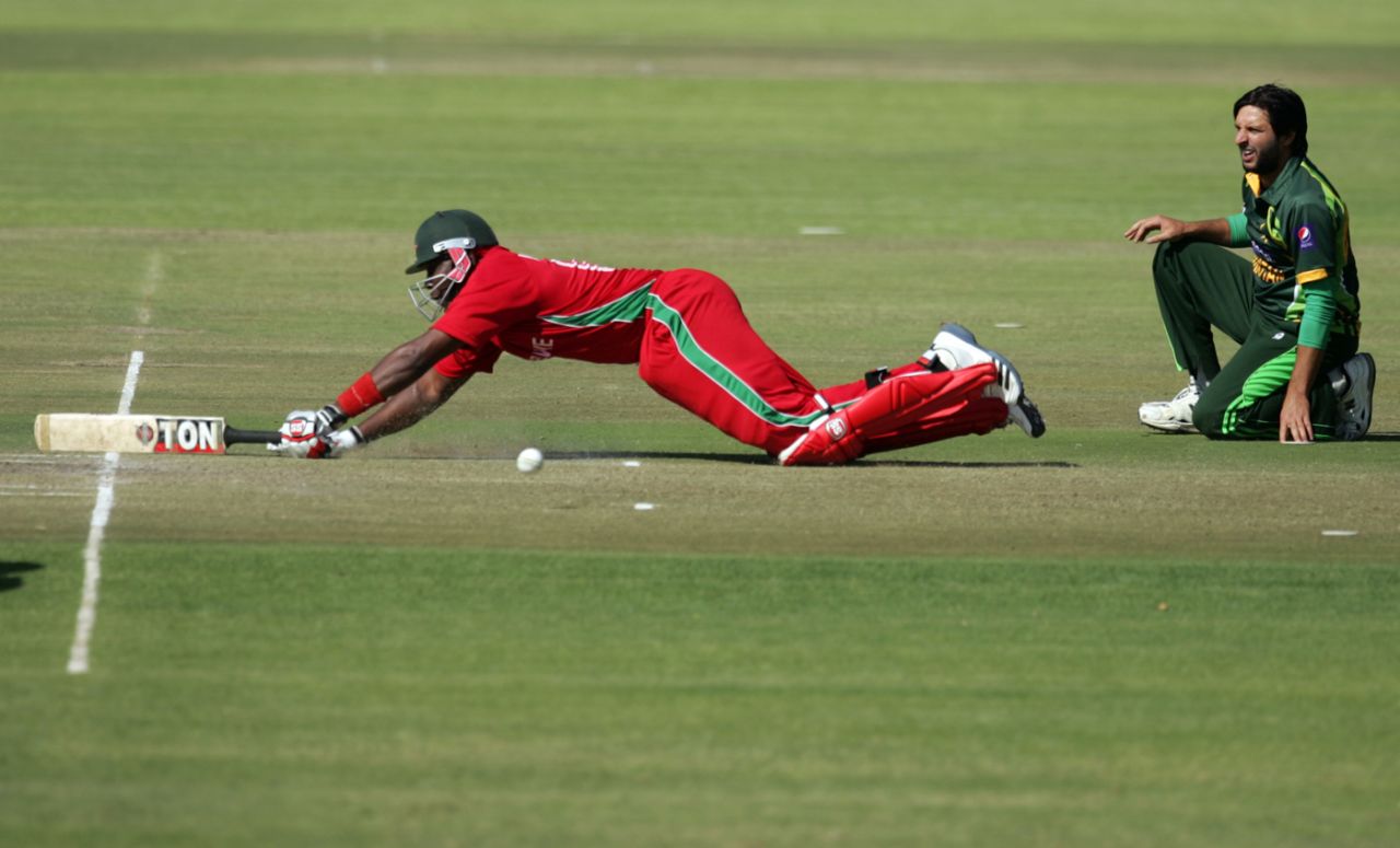 Hamilton Masakadza dives to make his ground as Shahid Afridi looks on, Zimbabwe v Pakistan, 1st ODI, Harare, August 27, 2013