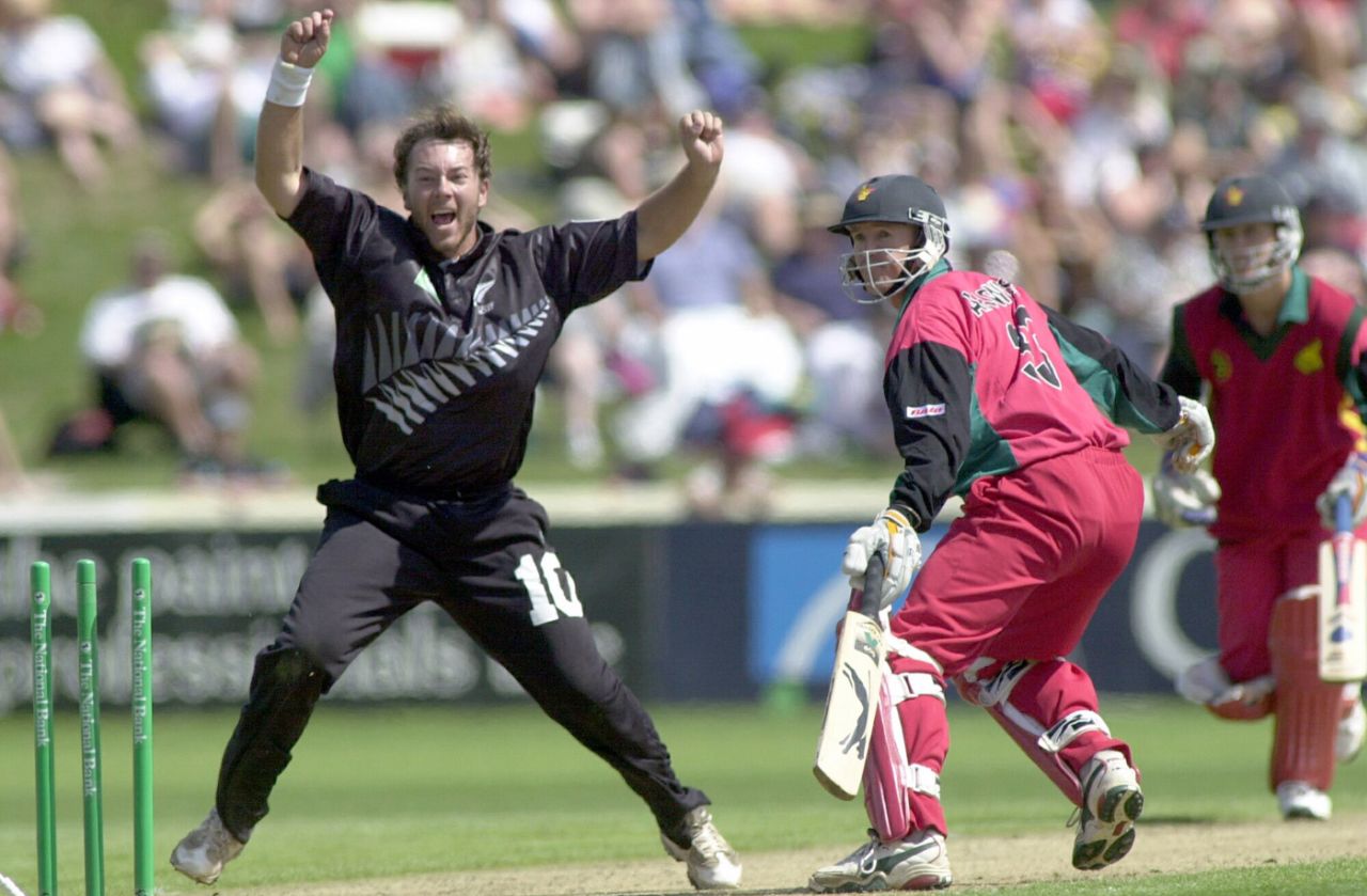 Craig McMillan unsuccessfully appeals for a run out against the non-striker Andy Flower, New Zealand v Zimbabwe, 1st ODI, Taupo, January 2, 2001