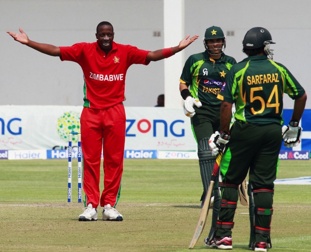 Shingi Masakadza appeals after Sarfraz Ahmed changed his course while running to obstruct the field, Zimbabwe v Pakistan, 3rd ODI, Harare, August 31, 2013
