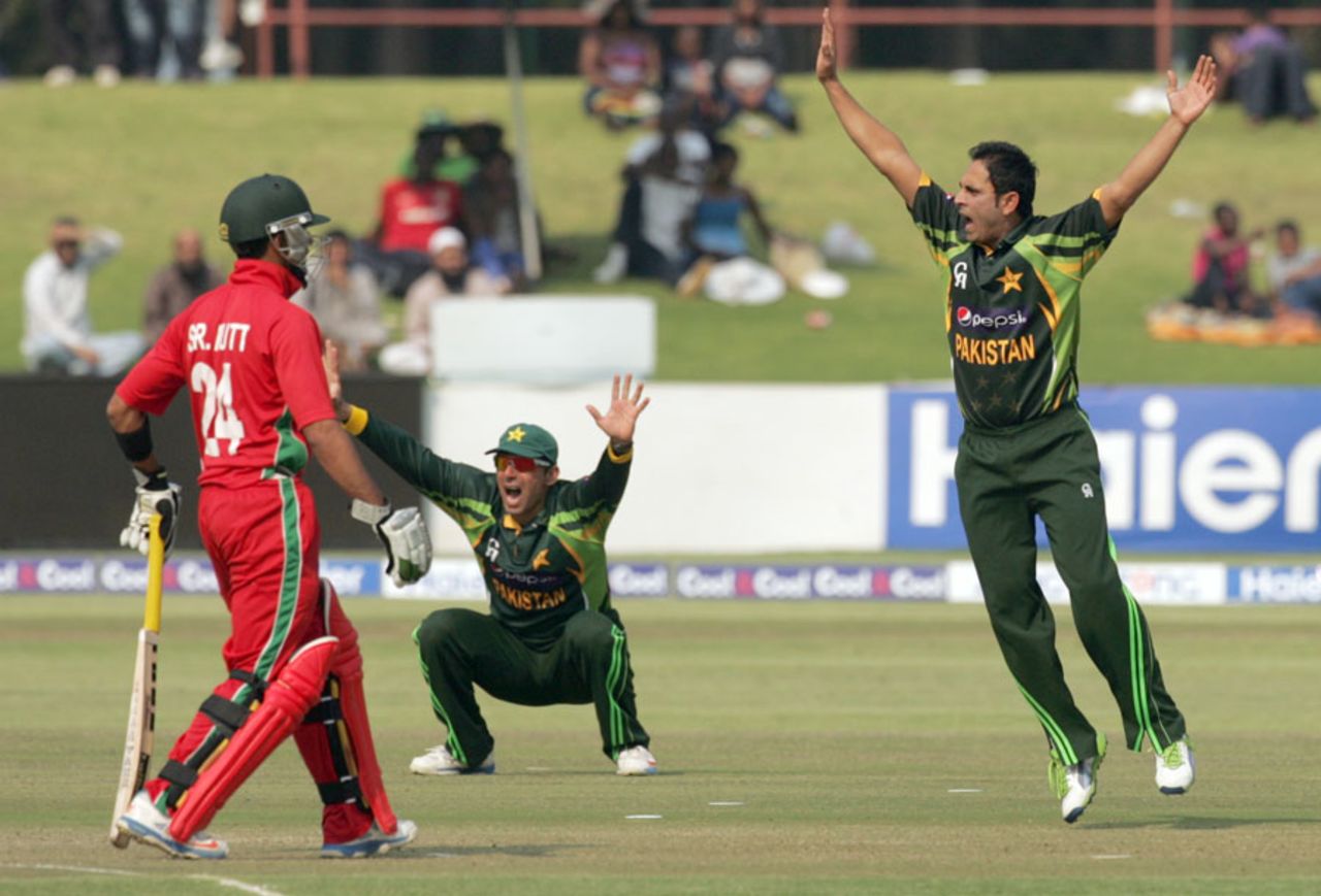 Abdur Rehman and Misbah-ul-Haq midway through an appeal, Zimbabwe v Pakistan, 3rd ODI, Harare, August 31, 2013