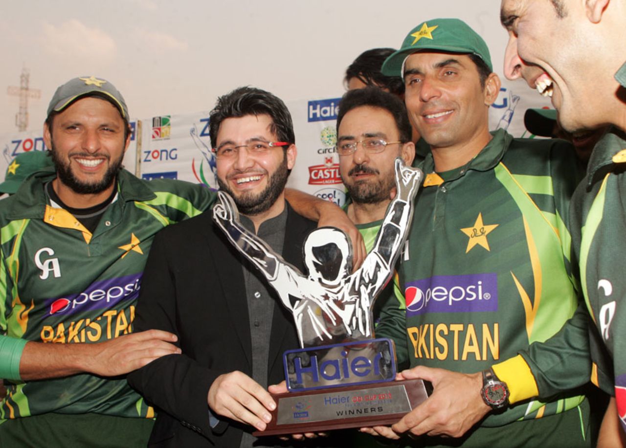 Shahid Afridi and Misbah-ul-Haq with the series trophy, Zimbabwe v Pakistan, 3rd ODI, Harare, August 31, 2013