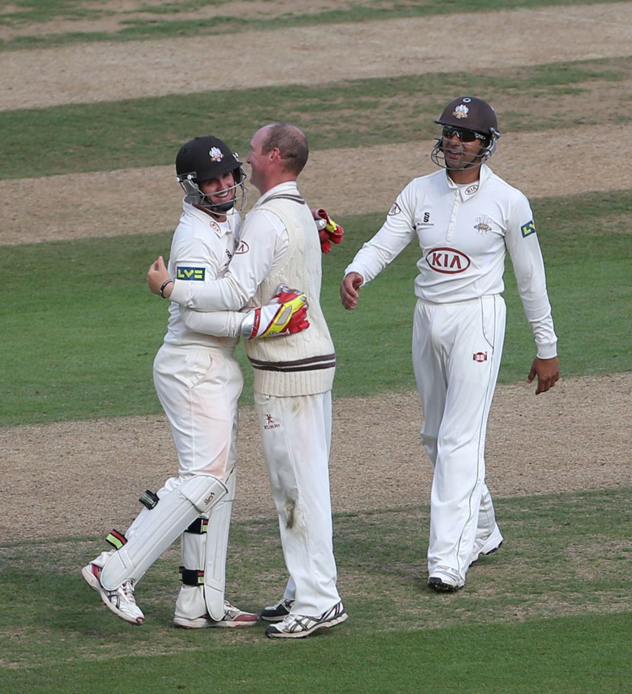 Steven Davies gives Gary Keedy a hug, Surrey v Middlesex, County Championship, Division One, The Oval, 1st day, September 9, 2013