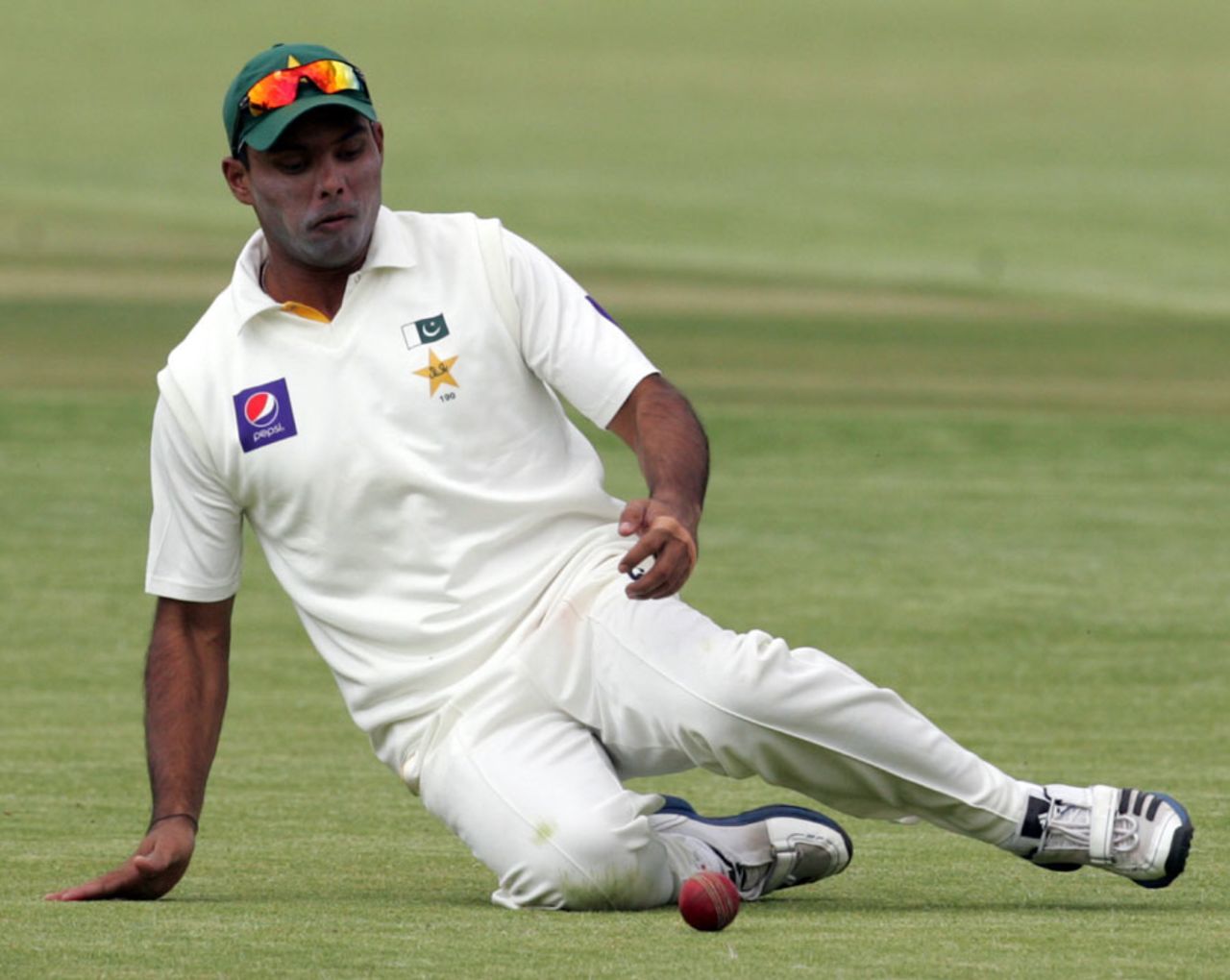 Khurram Manzoor makes a diving stop in the field, Zimbabwe v Pakistan, 1st Test, Harare, 2nd day, September 4, 2013