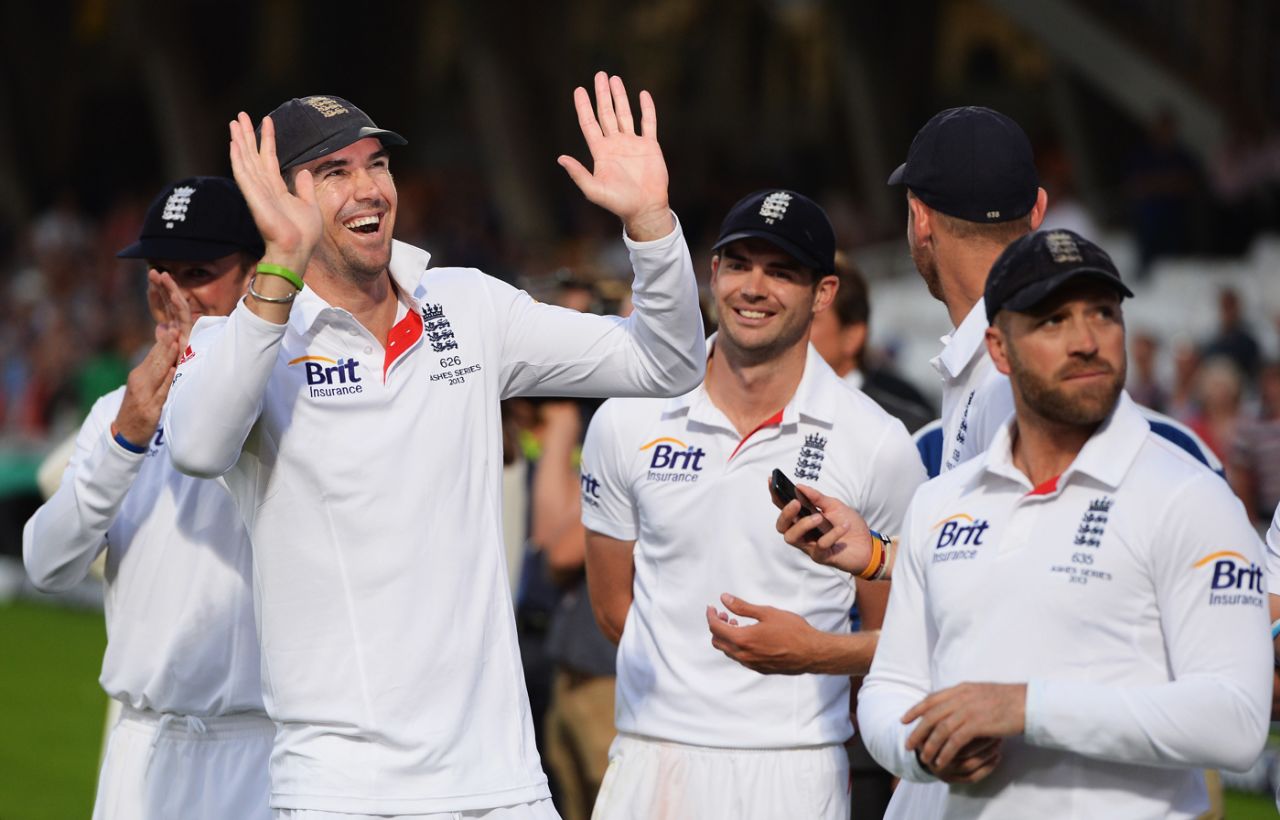 Kevin Pietersen interacts with the fans, England v Australia, 5th Investec Test, The Oval, 5th day, August 25, 2013