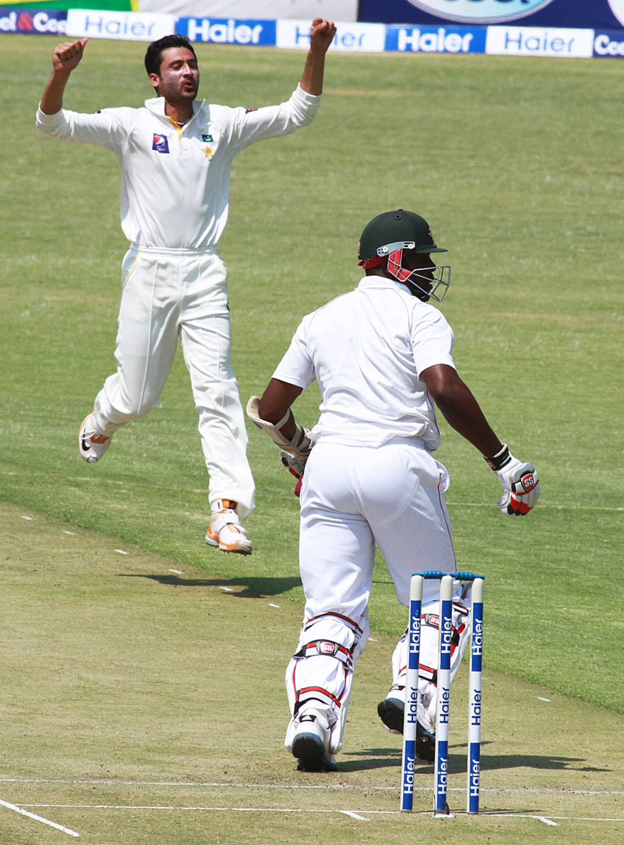 Junaid Khan bowled a testing spell in the first session, Zimbabwe v Pakistan, 2nd Test, Harare, 1st day, September 10, 2013