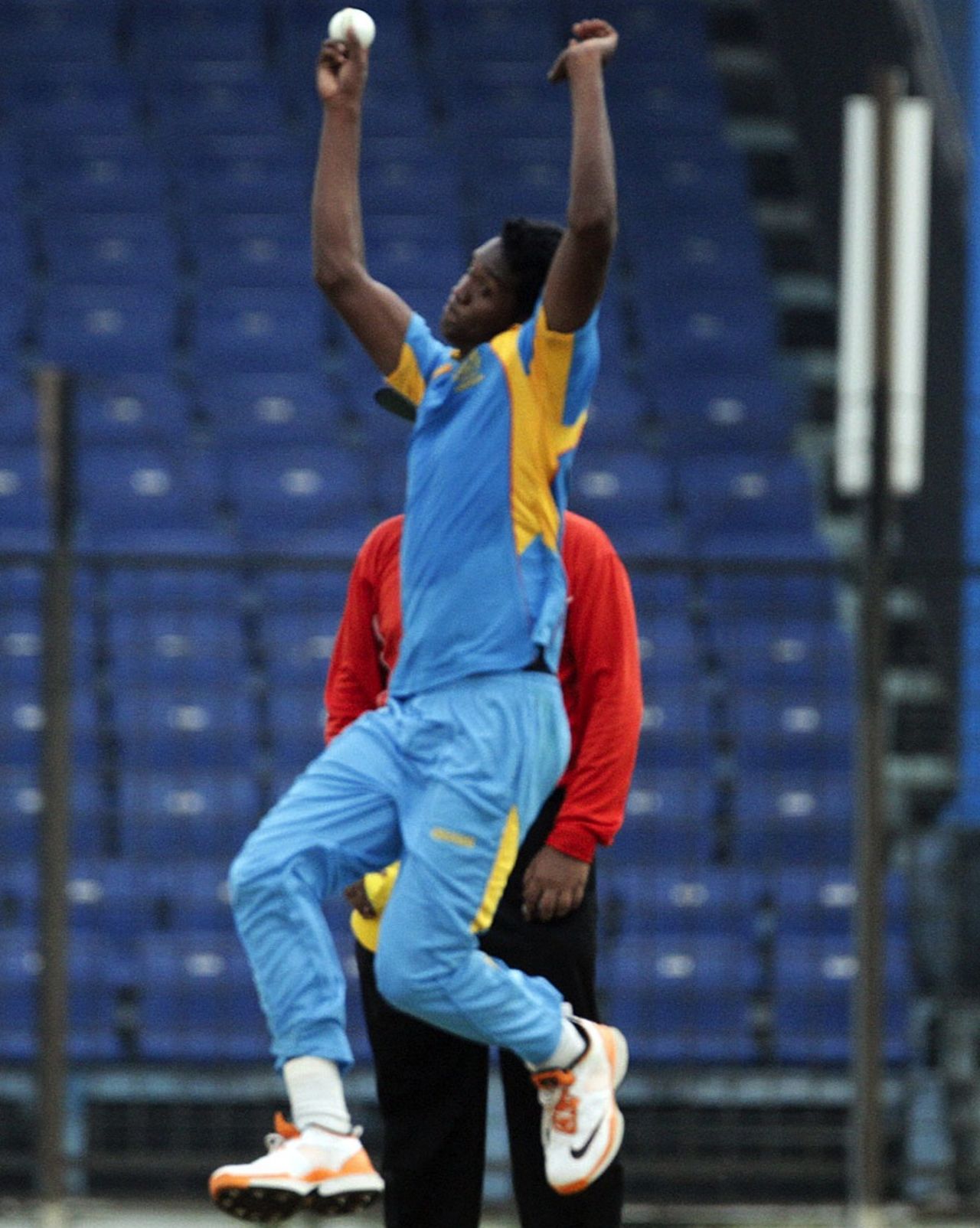Al-Amin Hossain took six wickets to send the opposition crashing to 35, Abahani Limited v Cricket Coaching School, DPL 2013, Fatullah, September 12, 2013