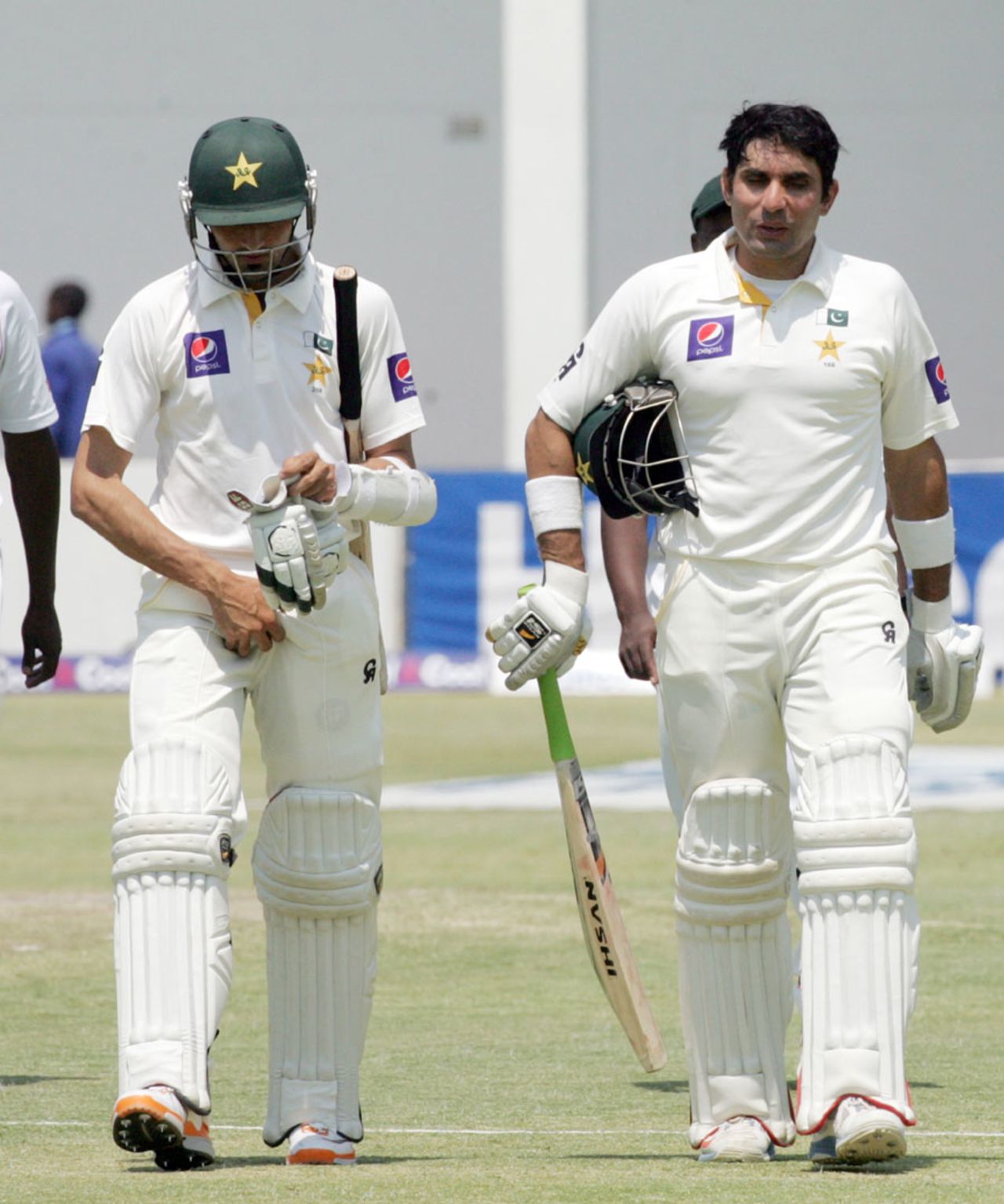 Misbah-ul-Haq and Junaid Khan went into lunch needing 47 for victory, Zimbabwe v Pakistan, 2nd Test, Harare, 5th day, September 14, 2013