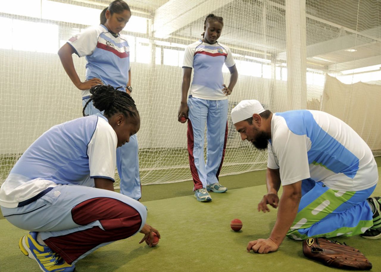 Saqlain Mushtaq does a spin demonstration for Stafanie Taylor, Shaquana Quintyne and Anisa Mohammed, Cave Hill, Barbados, September 12, 2013