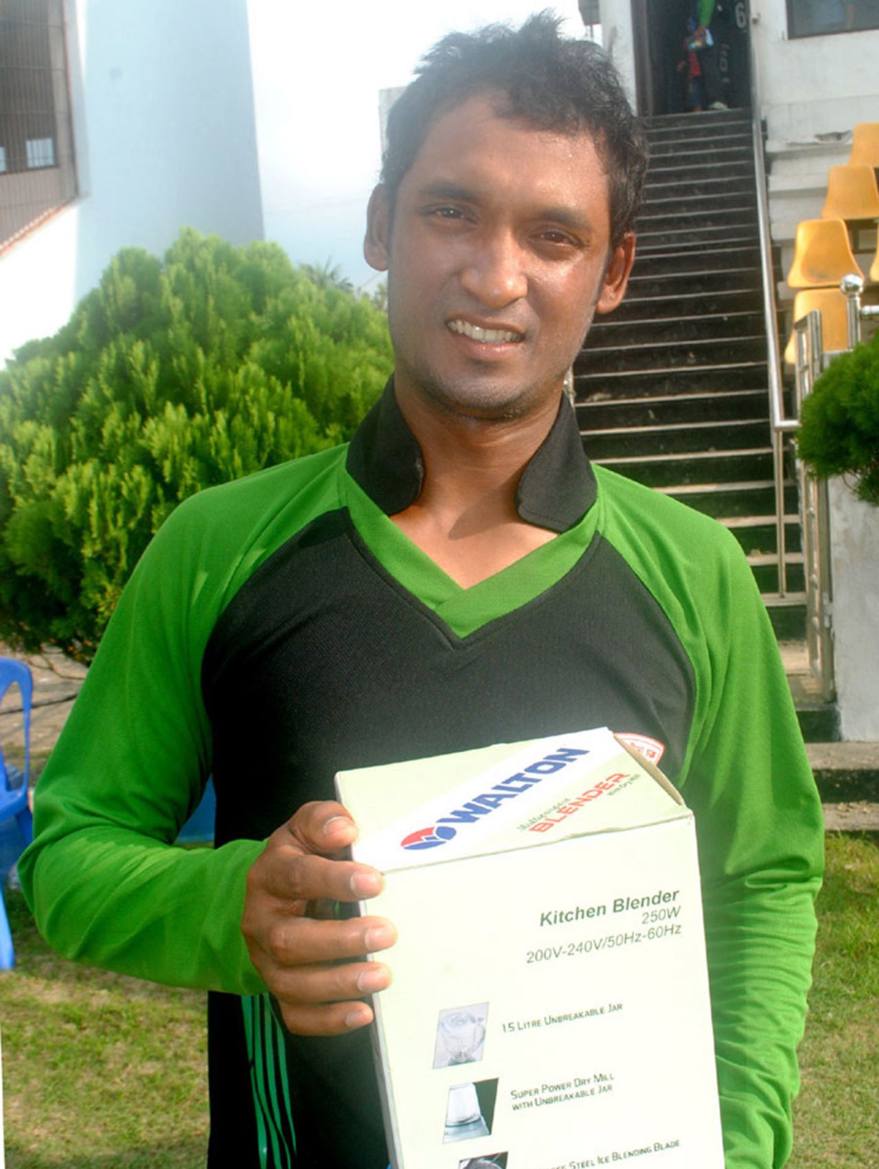 Naeem Islam shows off his winnings, Kalabaghan KC v Prime Bank, DPL 2013, Bogra, September 15, 2013