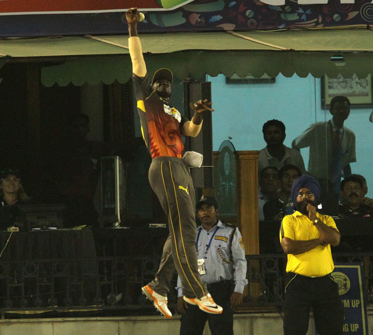 Darren Sammy attempts a spectacular catch, Faisalabad Wolves v Sunrisers Hyderabad, Champions League Qualifiers, Mohali, September 18, 2013