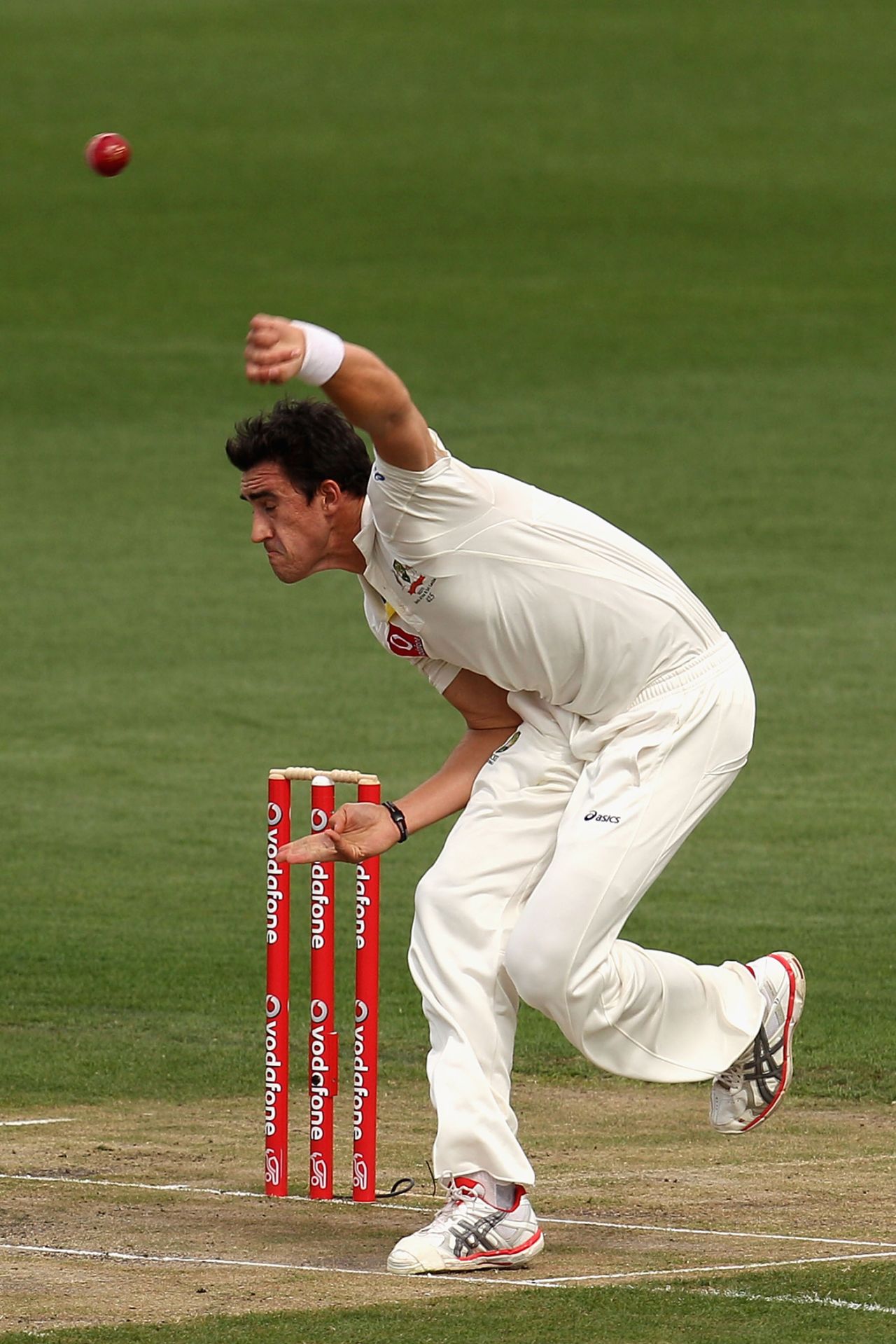 Mitchell Starc bowls, Australia v Sri Lanka, 1st Test, Hobart, 2nd day, December 15, 2012